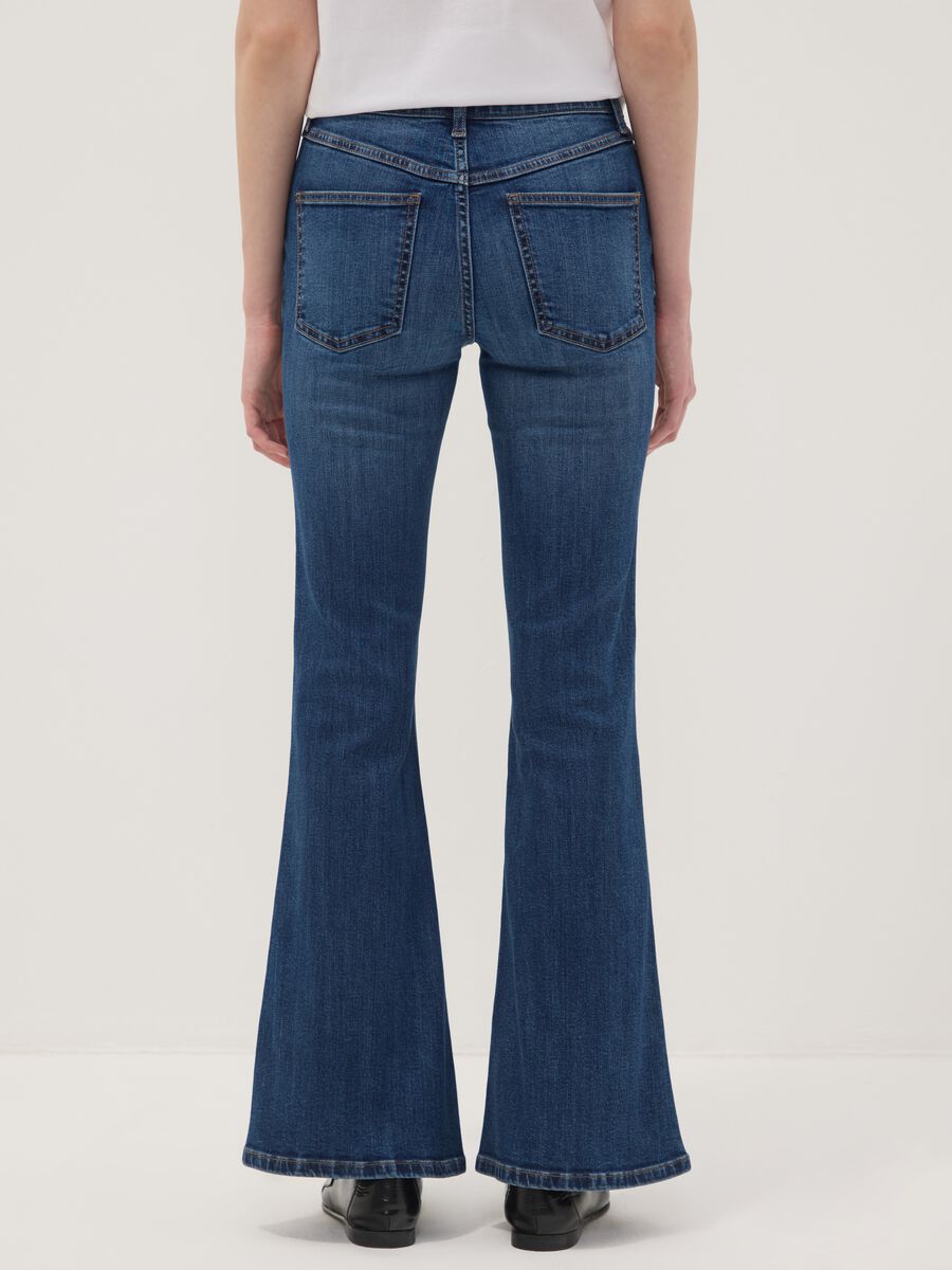 Blaue Flare-Jeans aus Stretch-Baumwolle_2