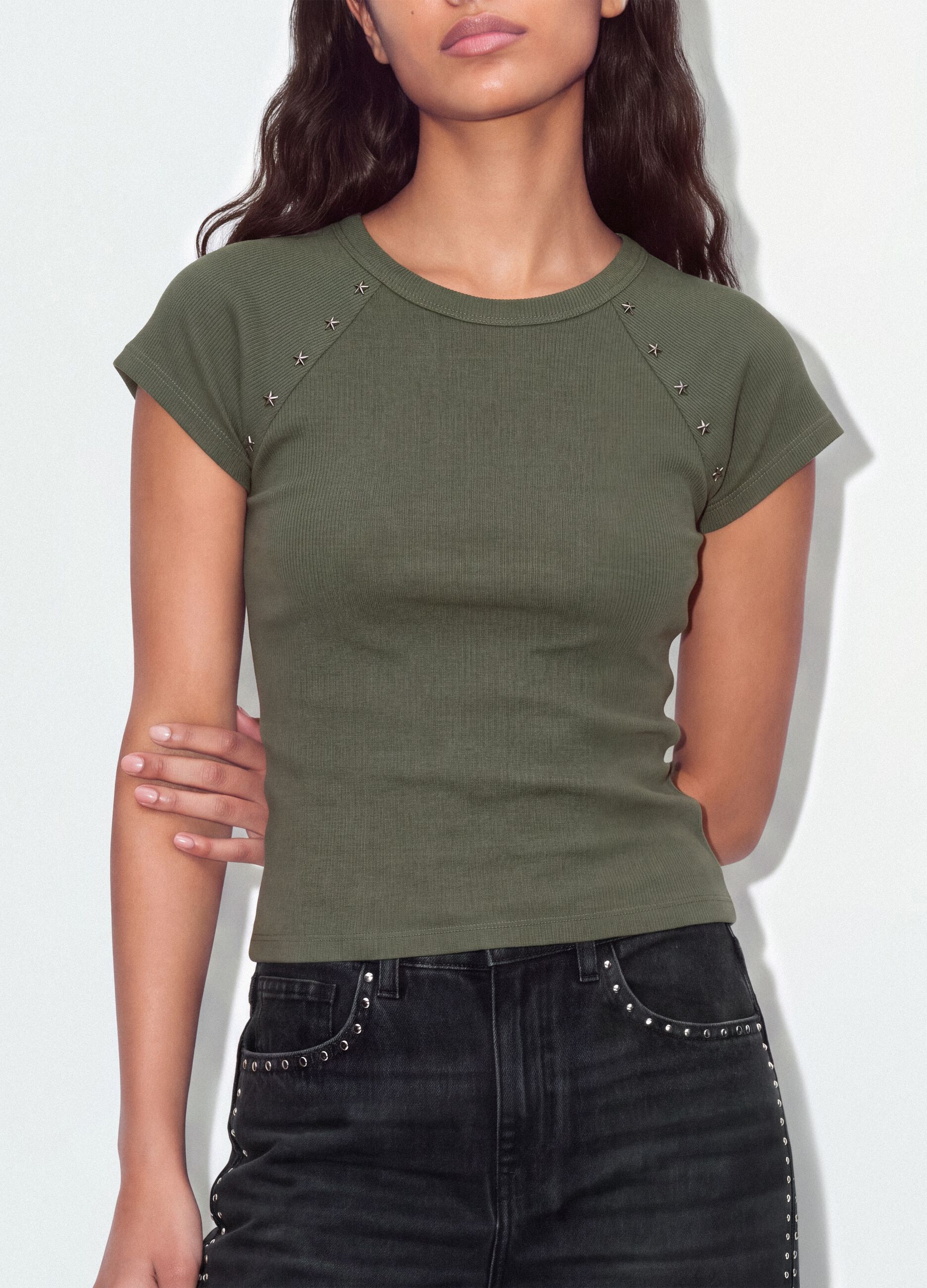 Gr&uuml;nes, figurbetontes T-Shirt aus geripptem Stretch-Baumwollstoff mit Nieten