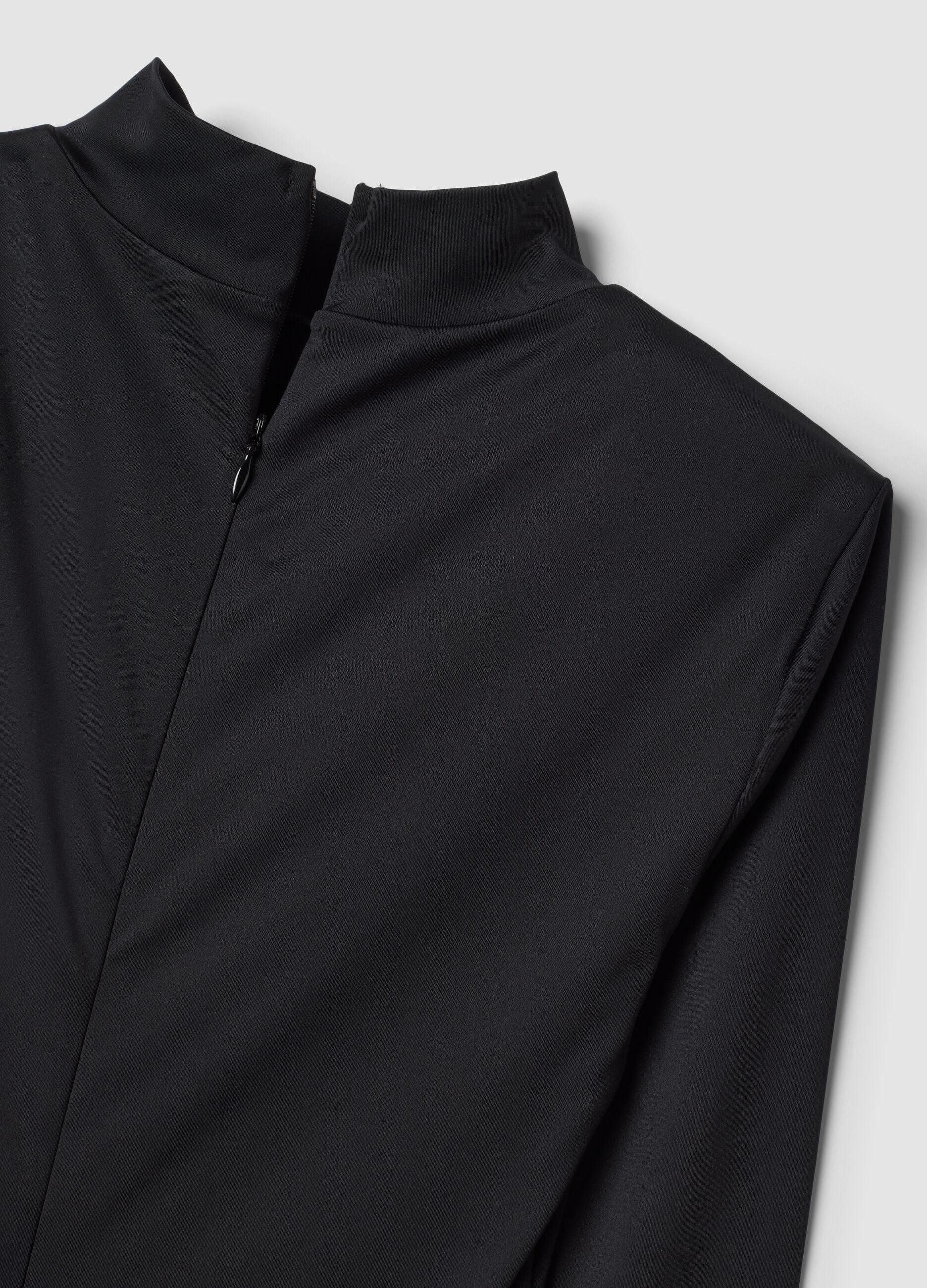 Schwarzer Cut-out-Body