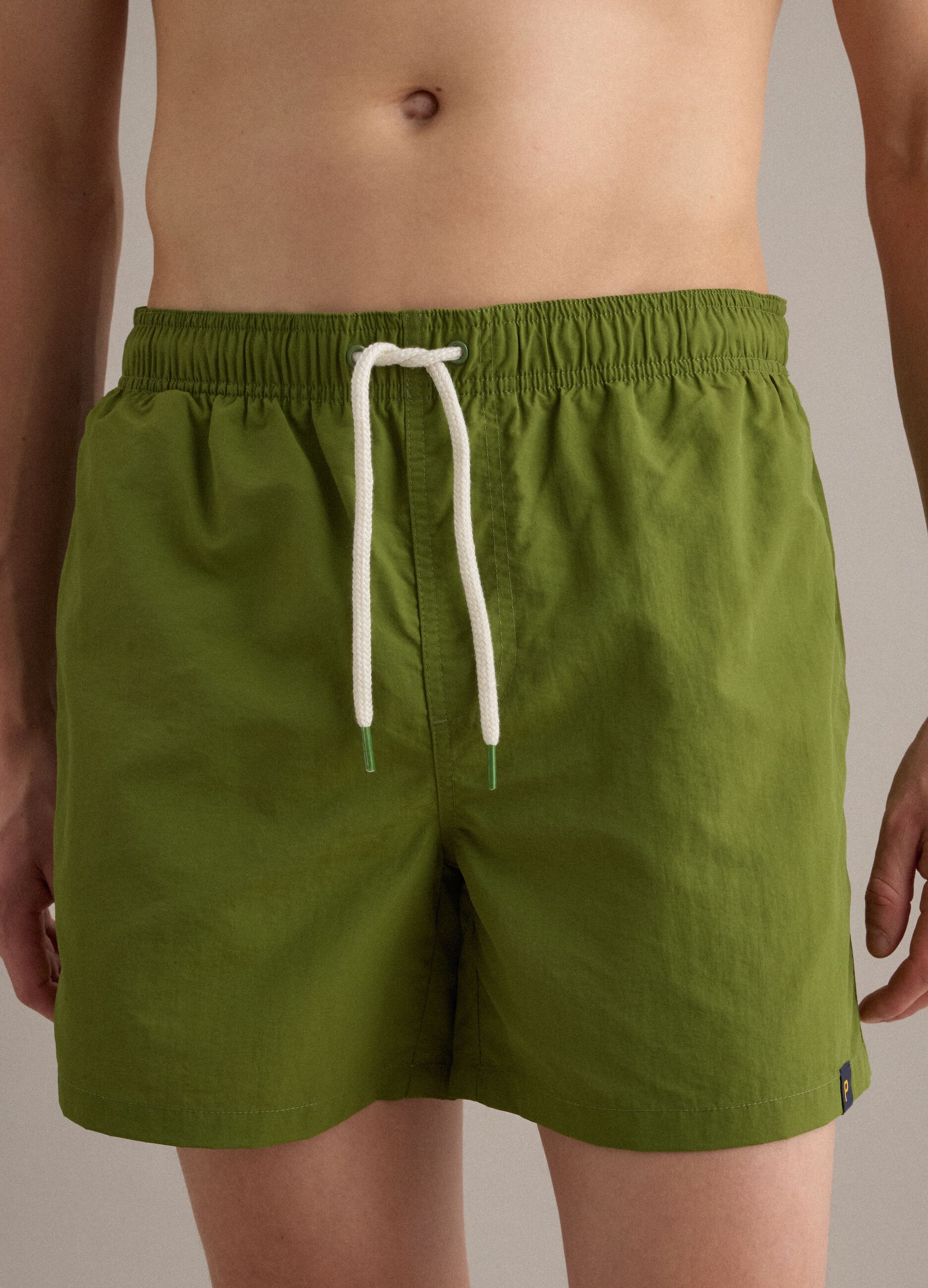 Short de bain vert avec taille &eacute;lastiqu&eacute;e et cordon de serrage