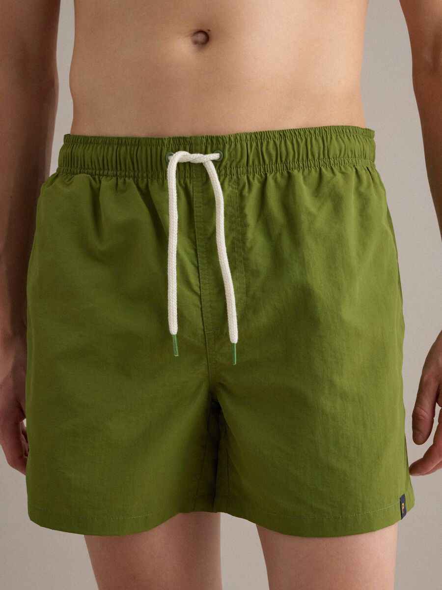 Gr&uuml;ne Badeshorts mit elastischem Bund und Kordelzug_2