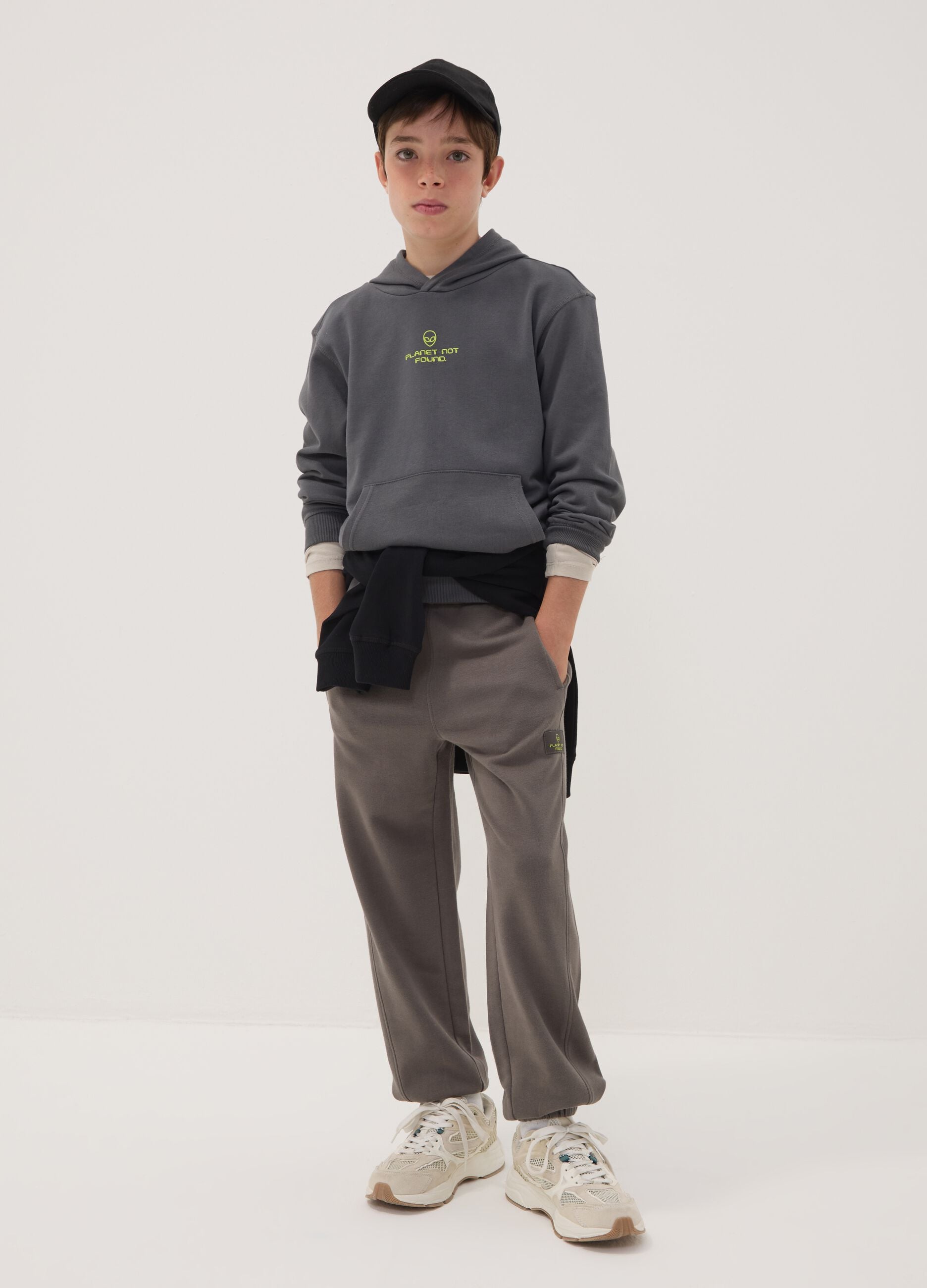 Cal&ccedil;as jogger cinzentas em algod&atilde;o puro, corte oversized, para rapaz