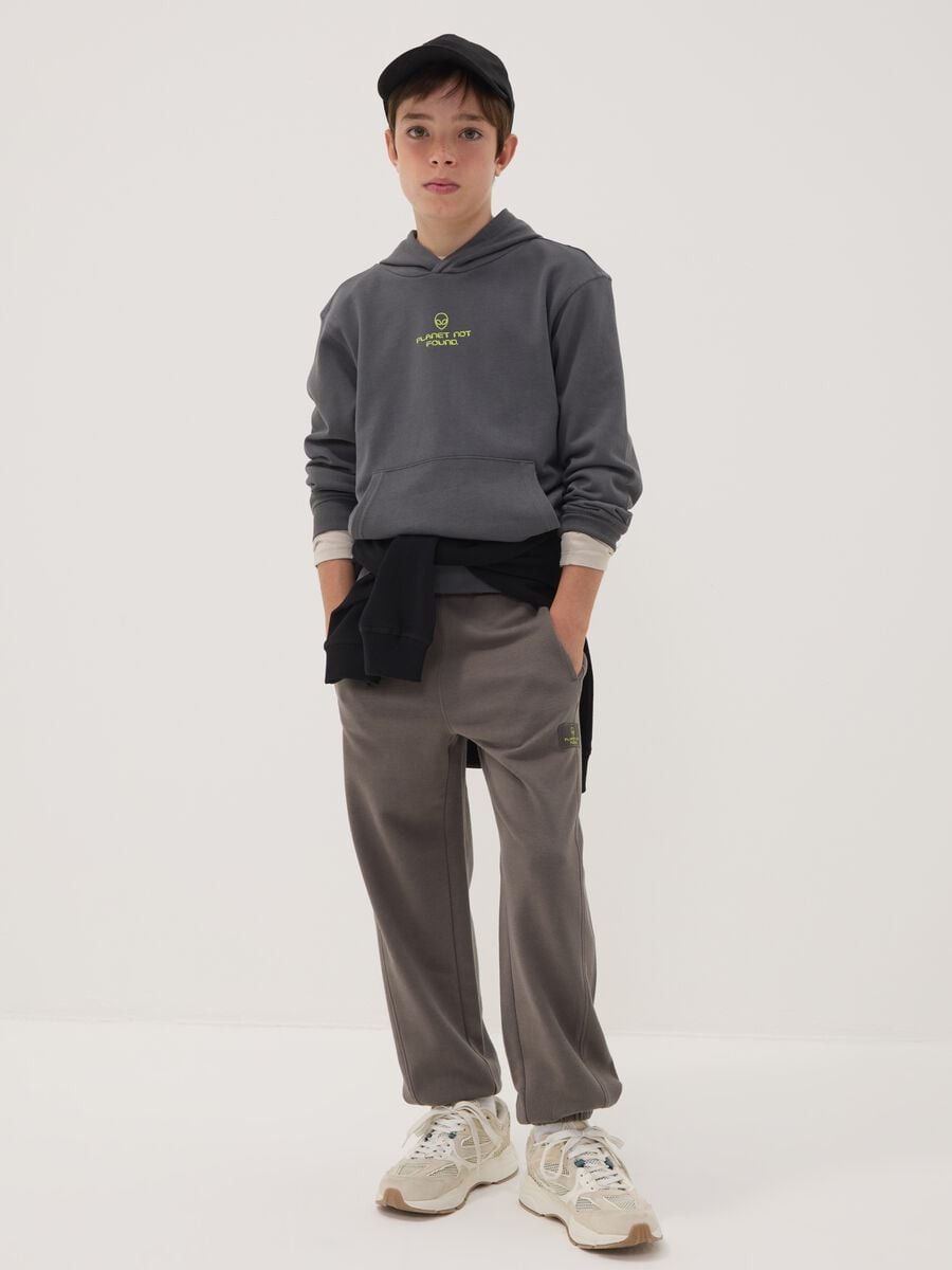 Cal&ccedil;as jogger cinzentas em algod&atilde;o puro, corte oversized, para rapaz_0