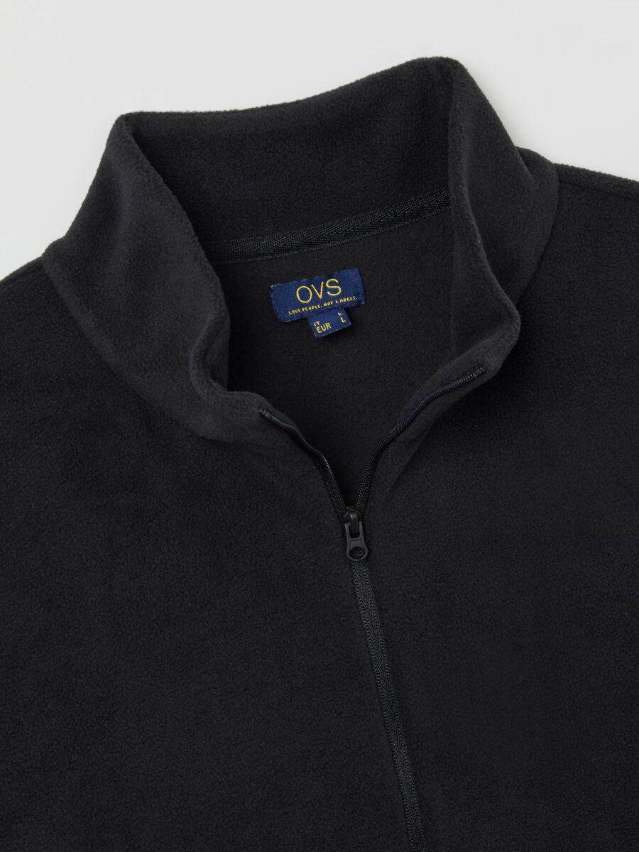 Schwarzes Fleece-Sweatshirt mit halbem Reißverschluss_5