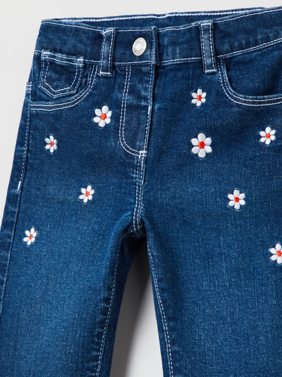 Flare-fit jeans with embroidered daisies_2