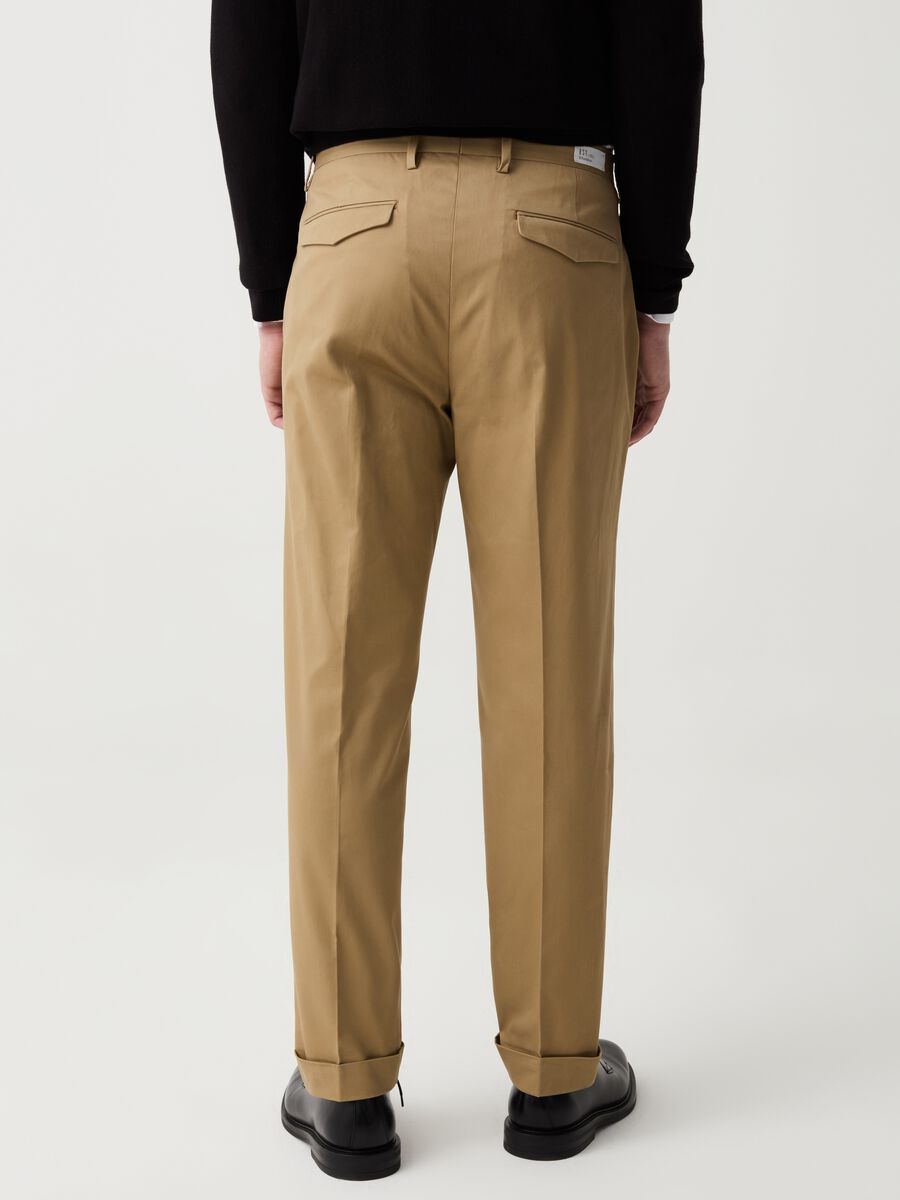 Chinos comfort fit con pinzas B.ST 1957_1