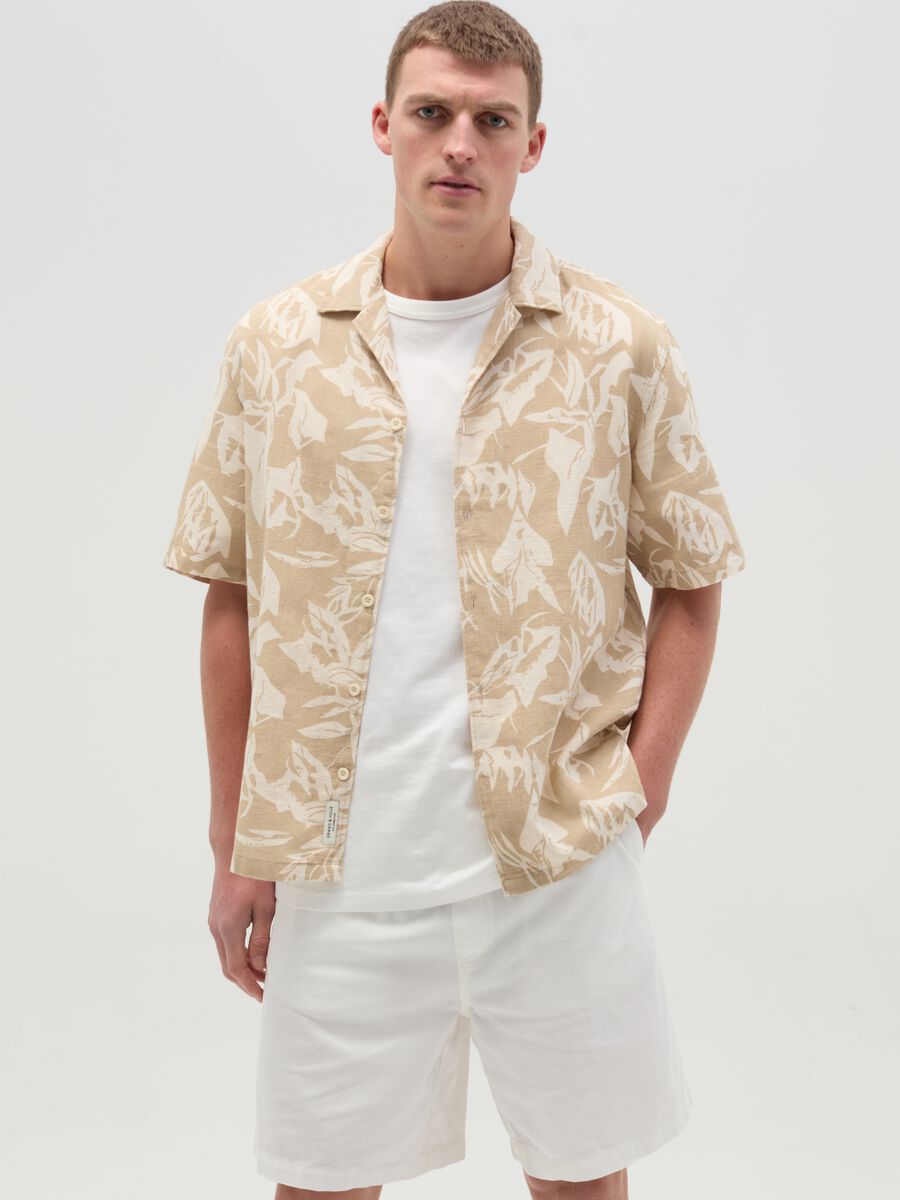 Short-sleeved shirt with foliage print_1