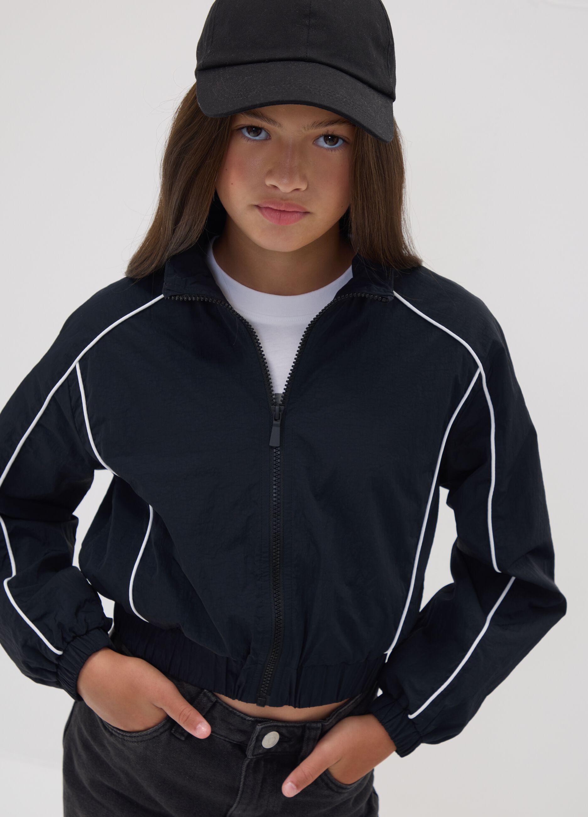 Schwarze Jacke mit Reissverschluss, Kontrastpaspeln und Stehkragen f&uuml;r M&auml;dchen