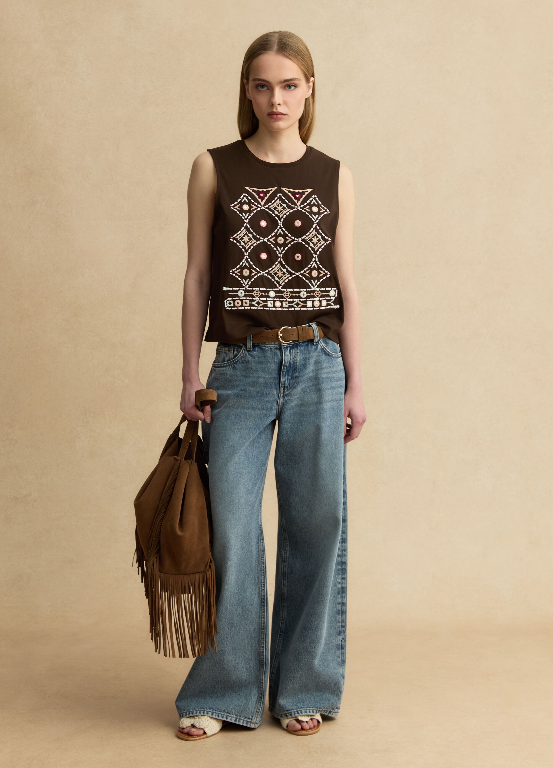 Regul&auml;r geschnittenes Tanktop aus brauner reiner Baumwolle mit Stickerei