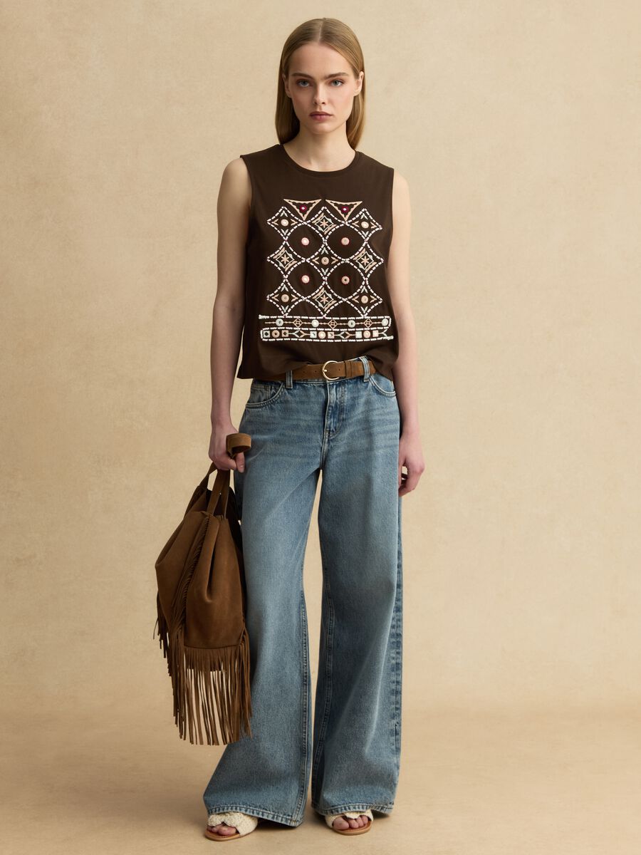 Regul&auml;r geschnittenes Tanktop aus brauner reiner Baumwolle mit Stickerei_2