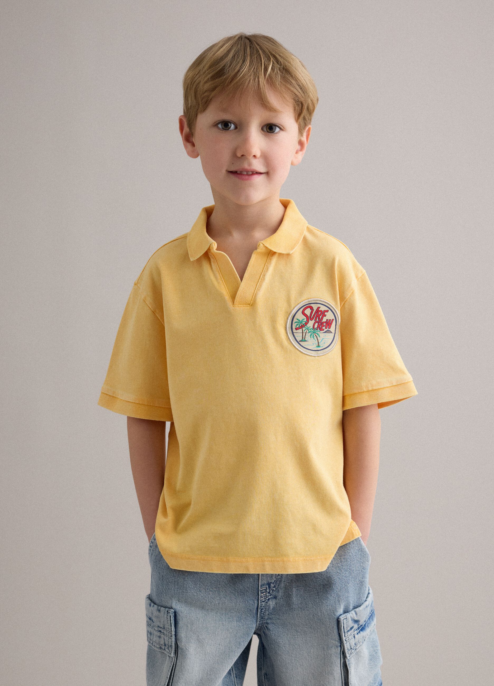 Polo amarelo de puro algod&atilde;o para crian&ccedil;as, regular fit com bordados