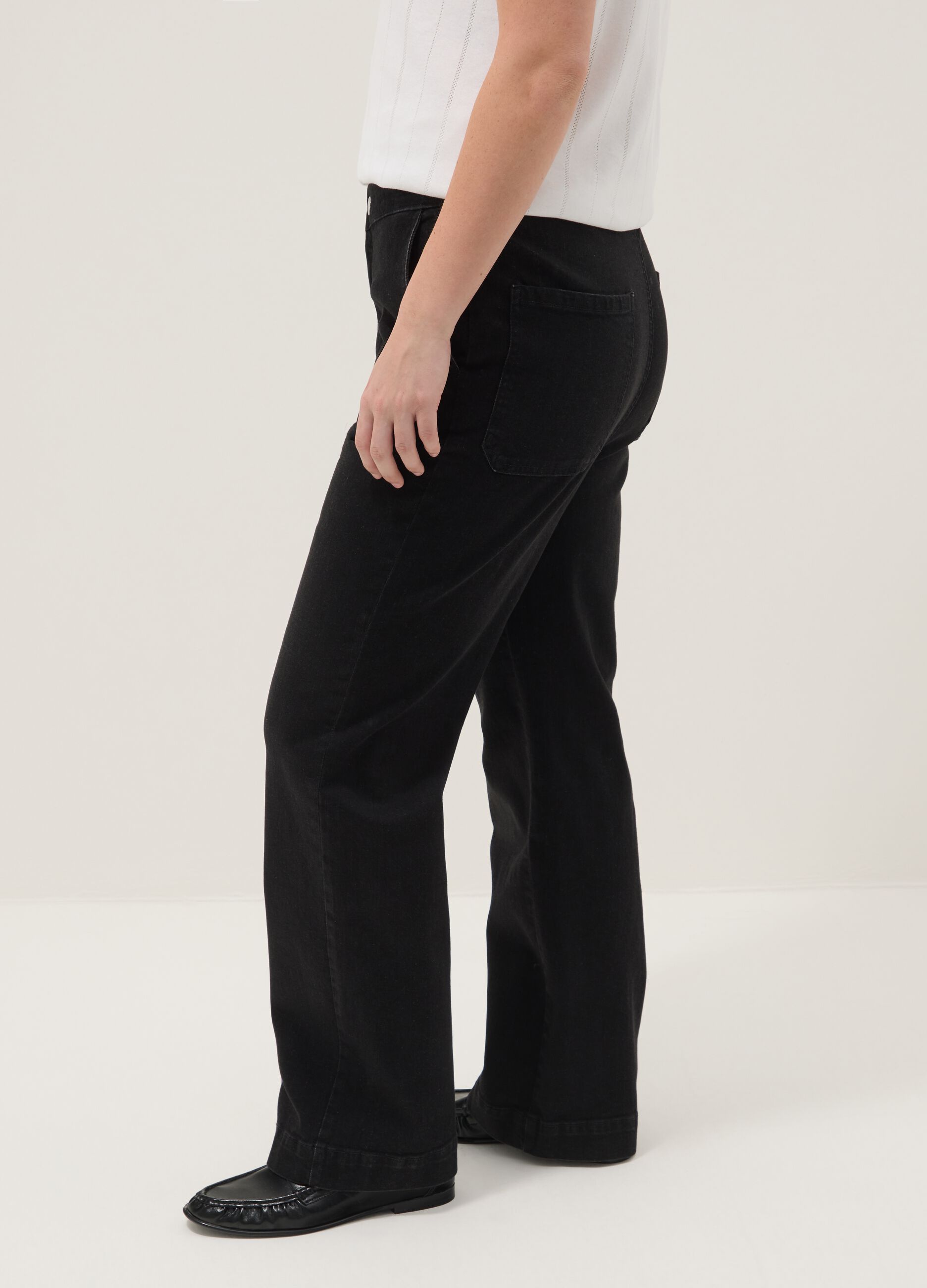 Weit geschnittene Jeans aus schwarzem Stretch-Baumwolle