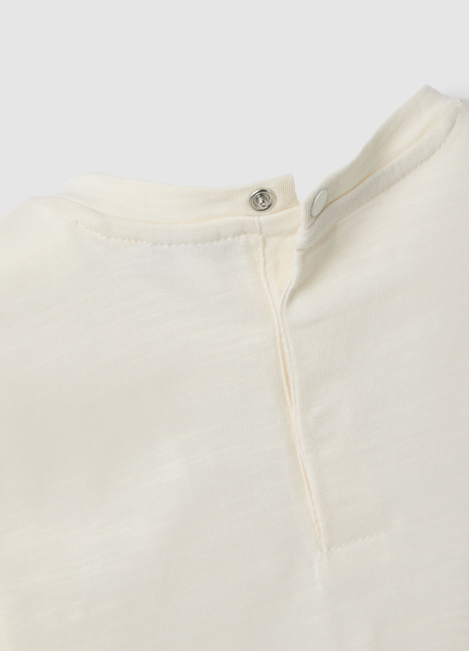 T-shirt branca de beb&eacute; menino em algod&atilde;o puro, corte regular, com estampado de ursinho