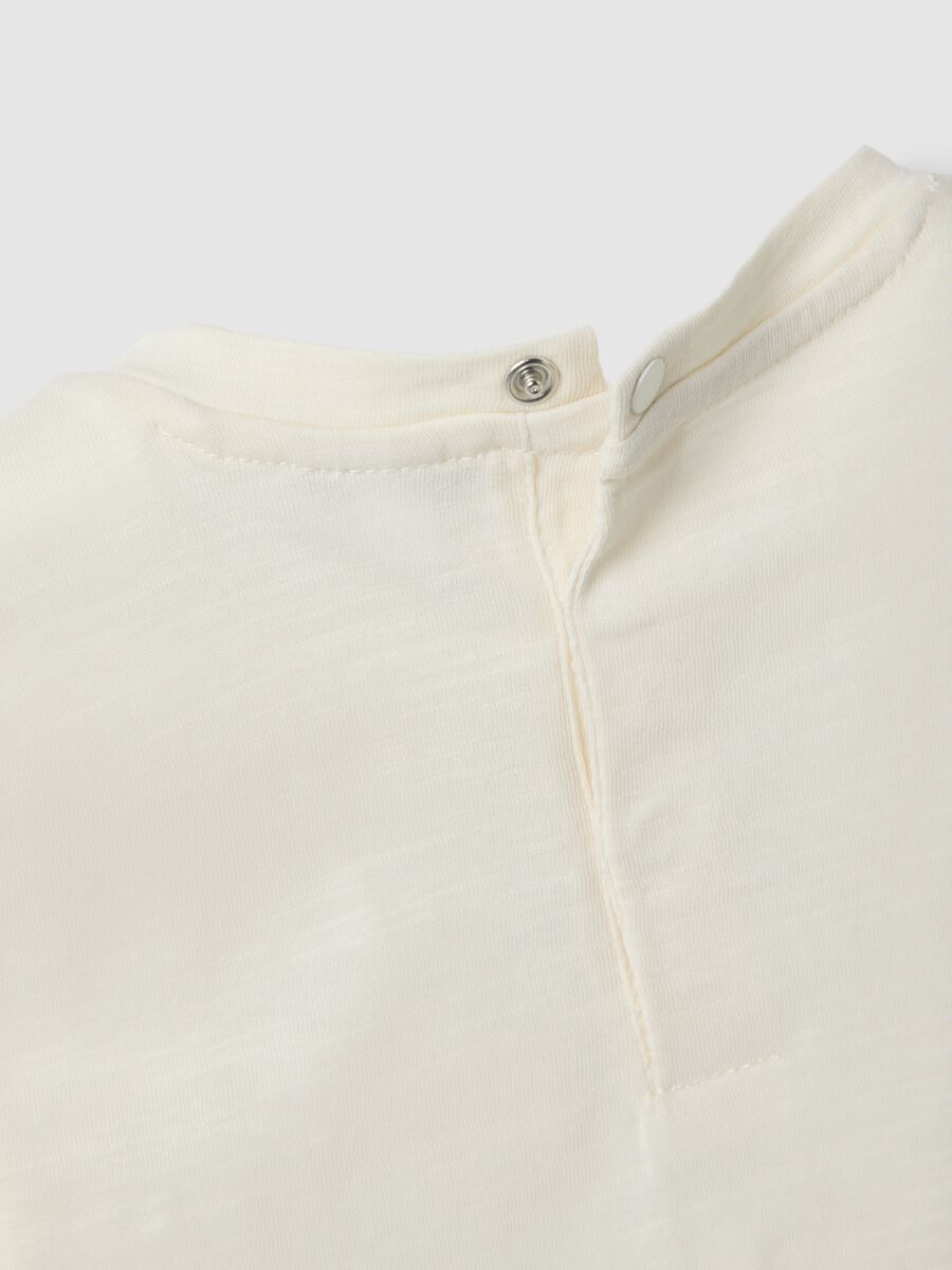 Camiseta blanca de beb&eacute; ni&ntilde;o en algod&oacute;n puro, corte regular, con estampado de osito_2