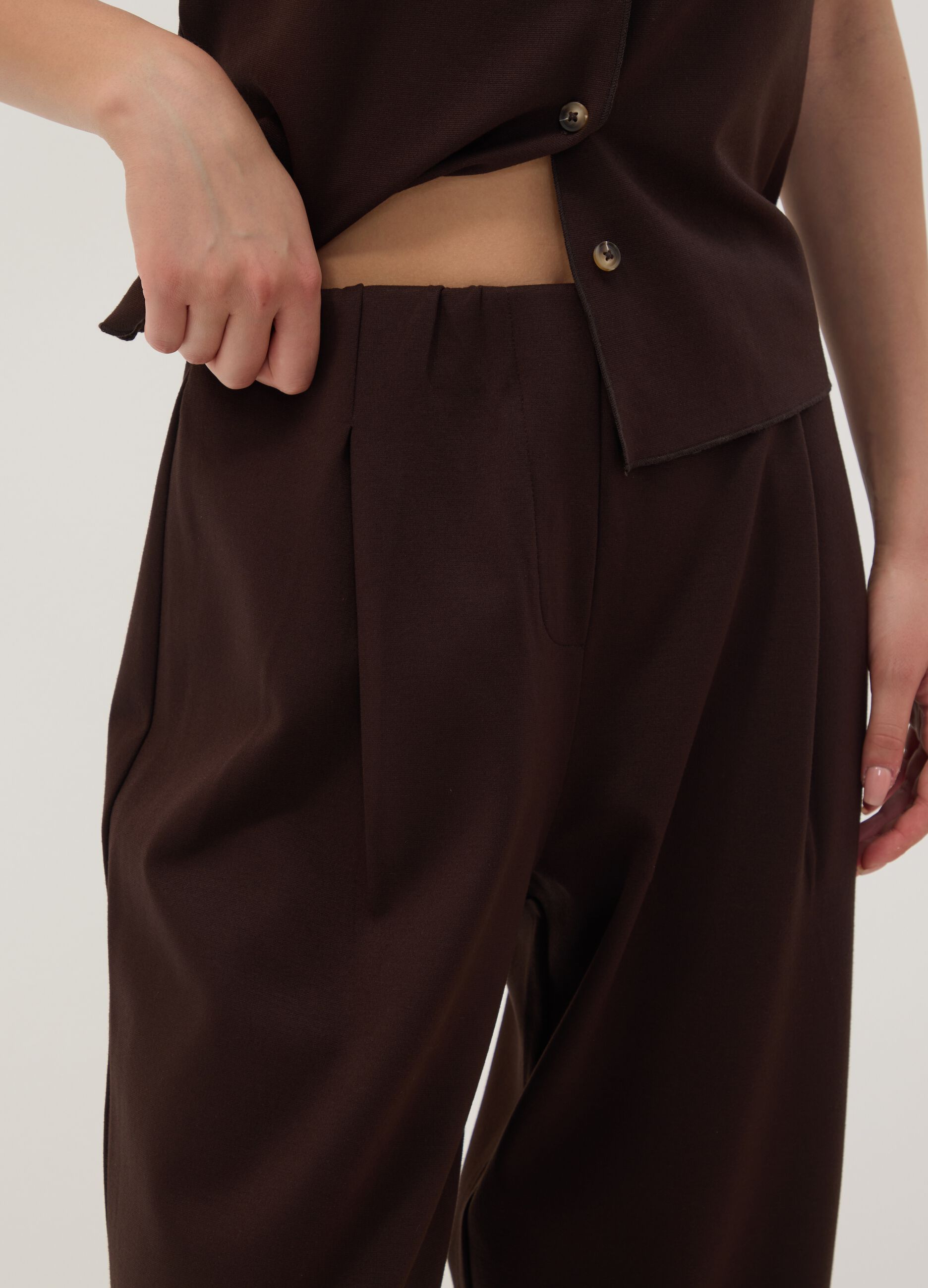 Braune Joggerhose aus elastischem Viskose-Milanojersey im Barrel Fit