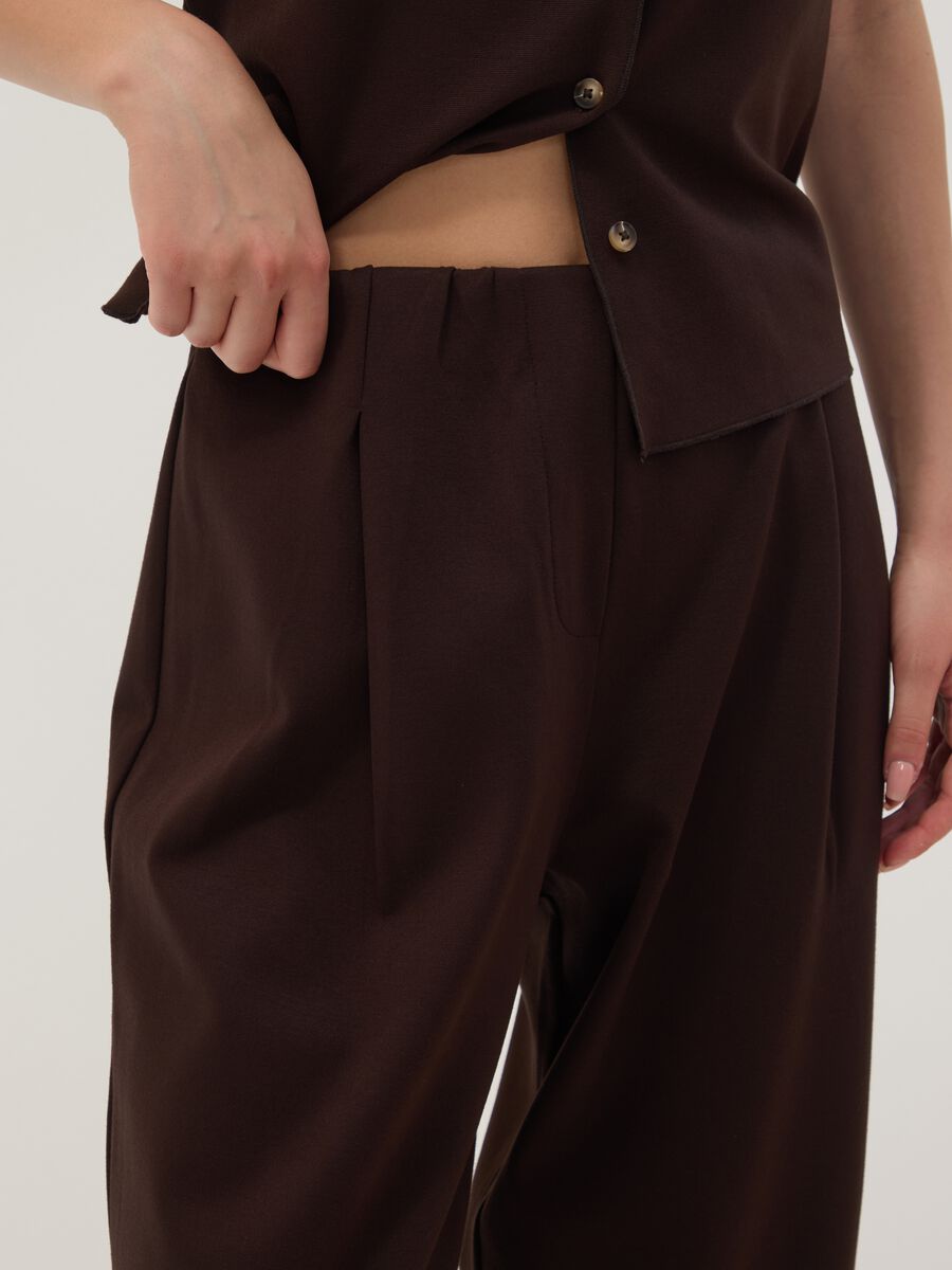 Braune Joggerhose aus elastischem Viskose-Milanojersey im Barrel Fit_3