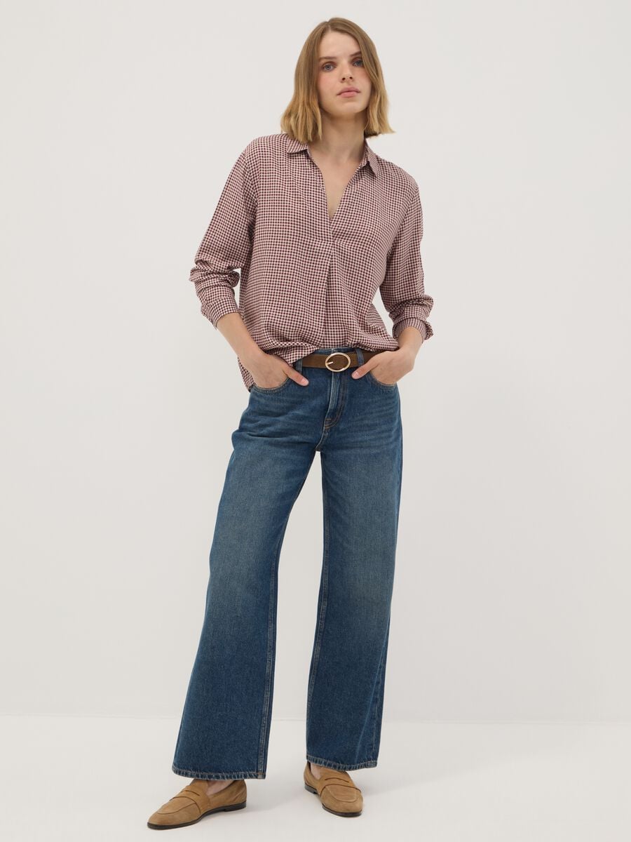 Camicia marrone a quadretti in pura viscosa con colletto classico regular fit_1