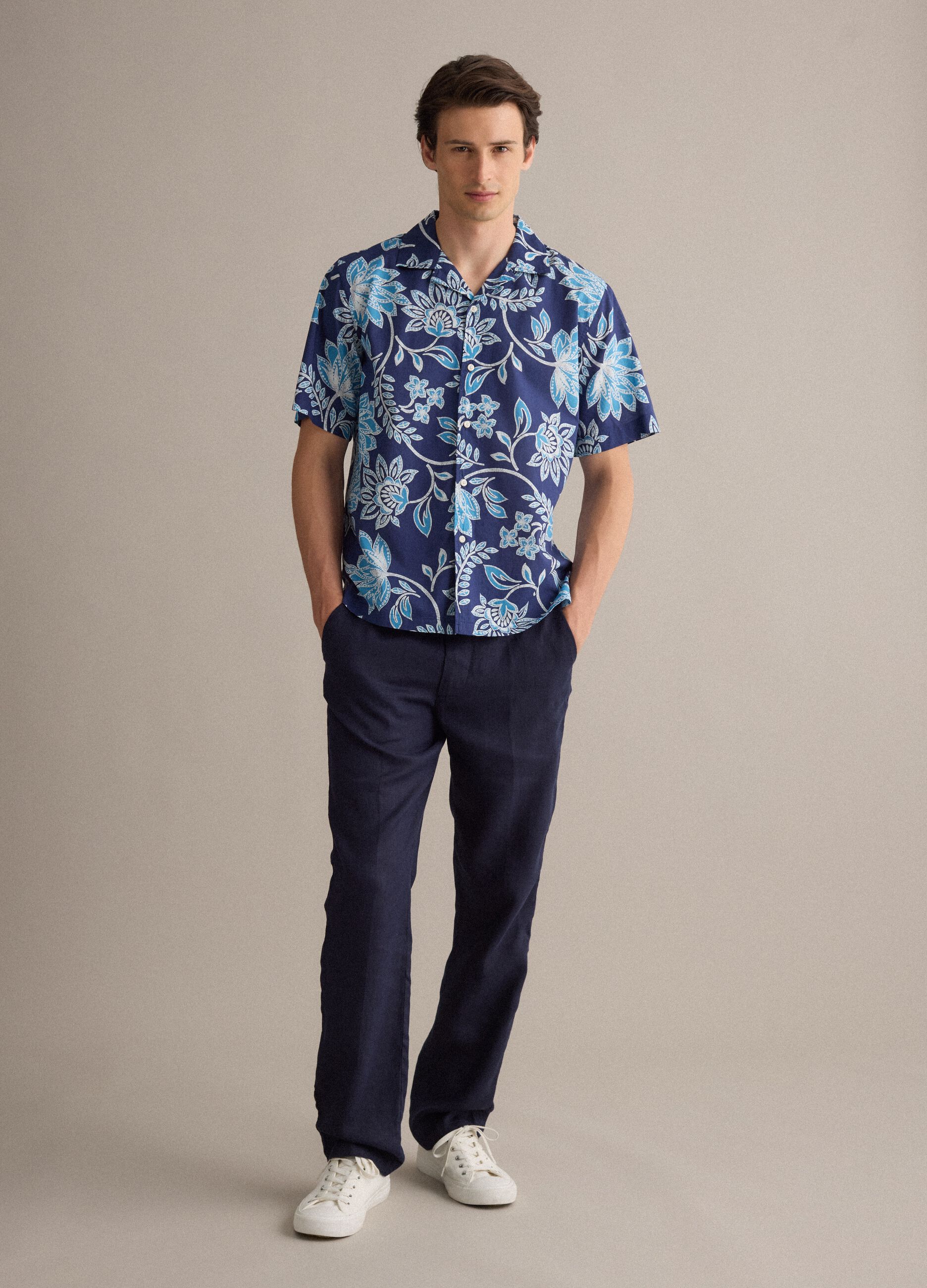 Men&rsquo;s organic cotton blue short-sleeve shirt with floral print