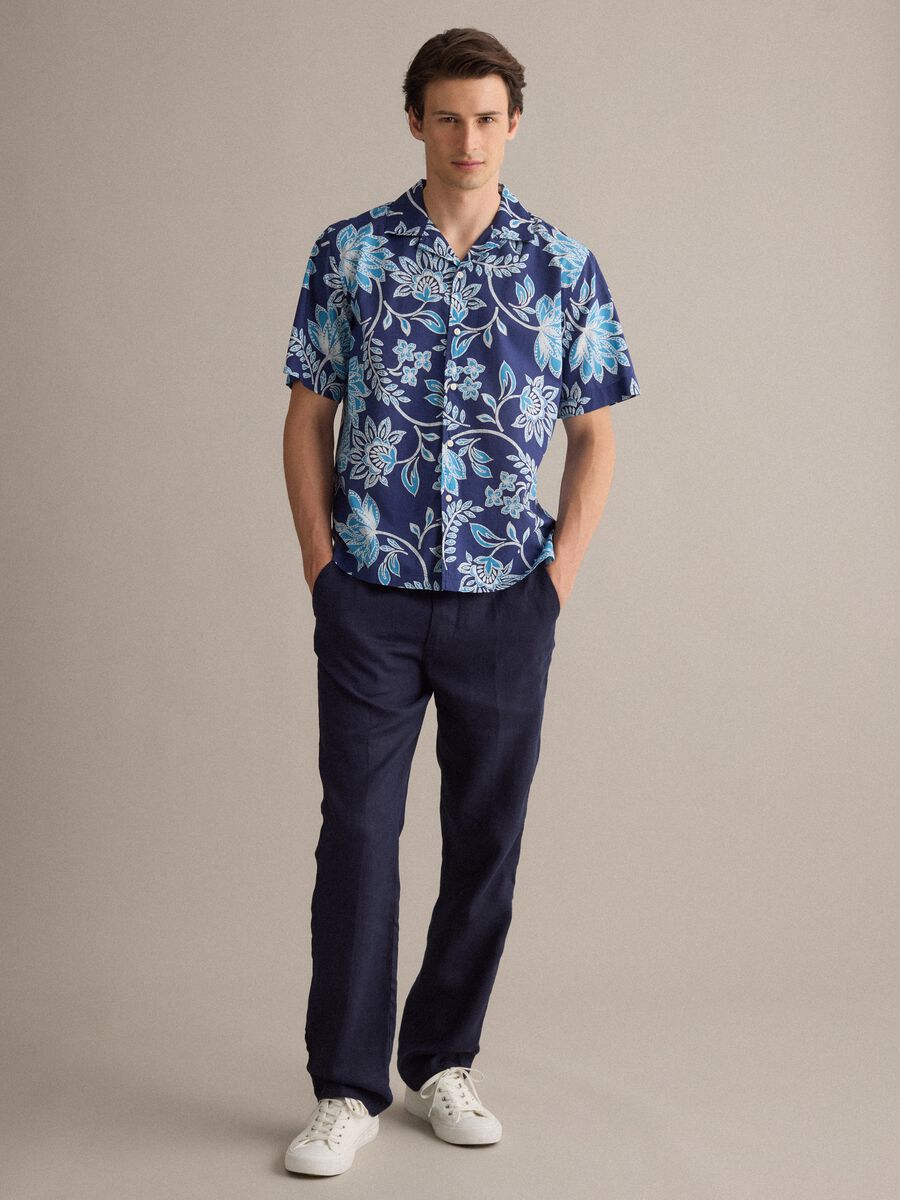 Blaues Herren-Kurzarmhemd aus Bio-Baumwolle mit floralem Print_1