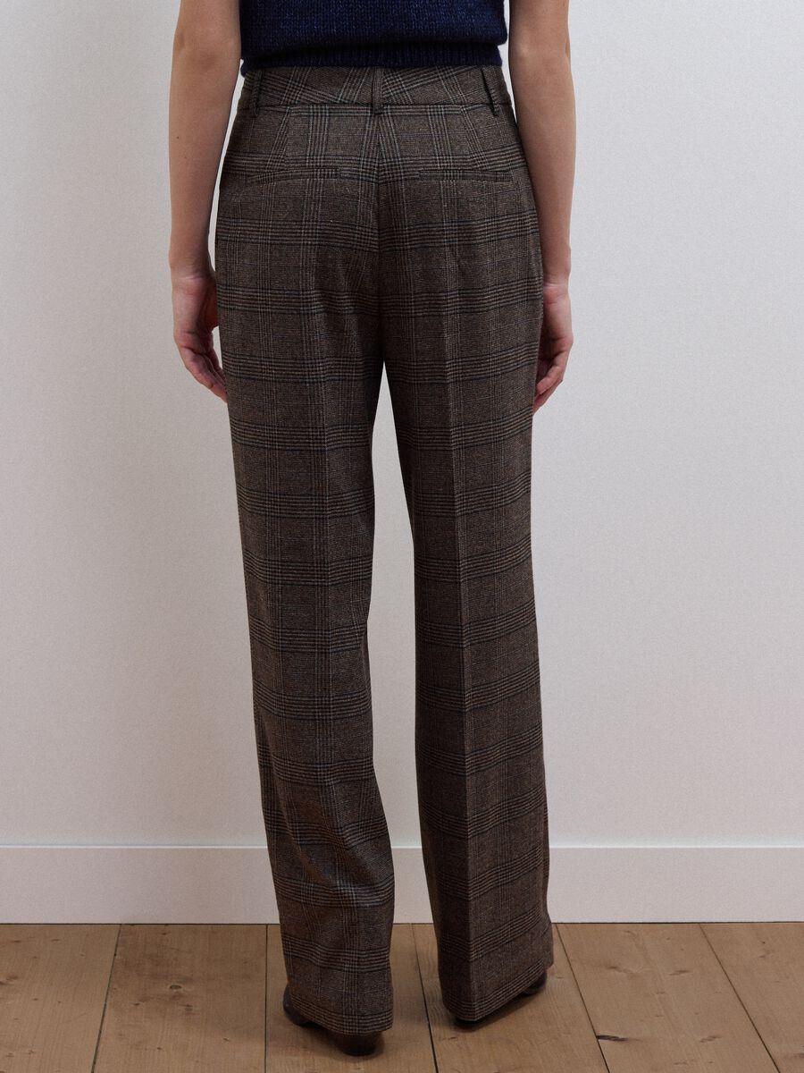 Pantaloni marroni wide leg in viscosa elasticizzata a quadri_2