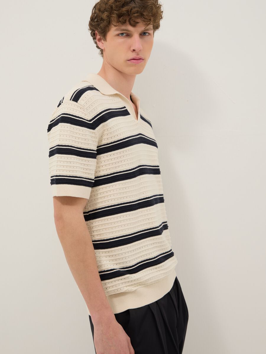 Beige gestreiftes Poloshirt aus reiner Baumwolle mit klassischem Kragen, Oversize-Fit_0