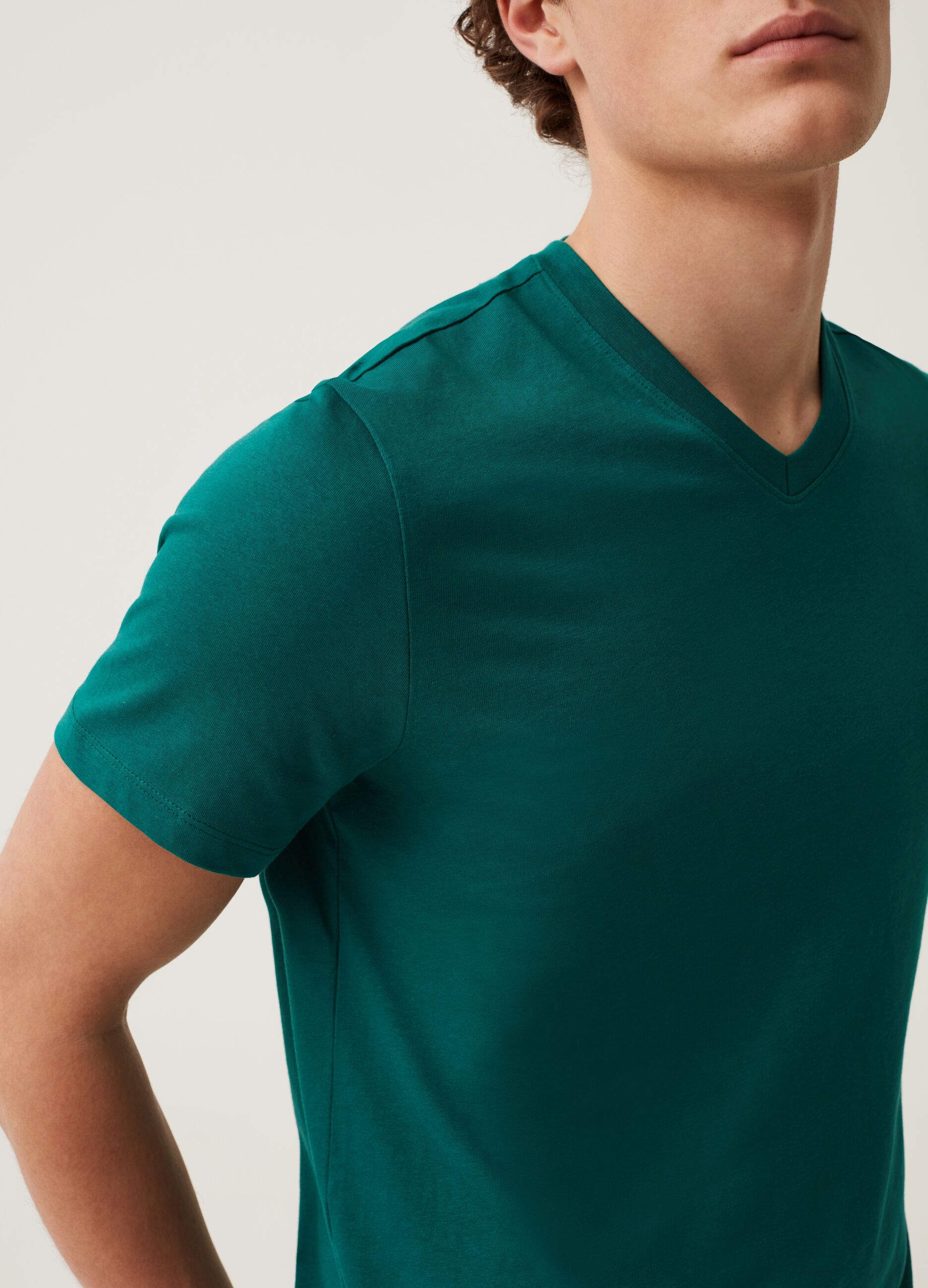 Camiseta de algodón orgánico con cuello de pico