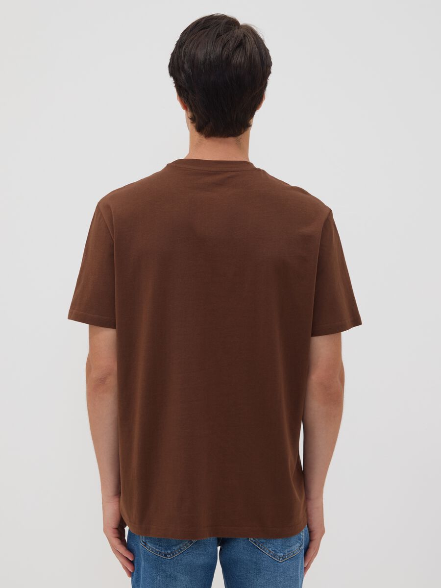 T-shirt marrone in puro cotone jersey con scritta regular fit_3