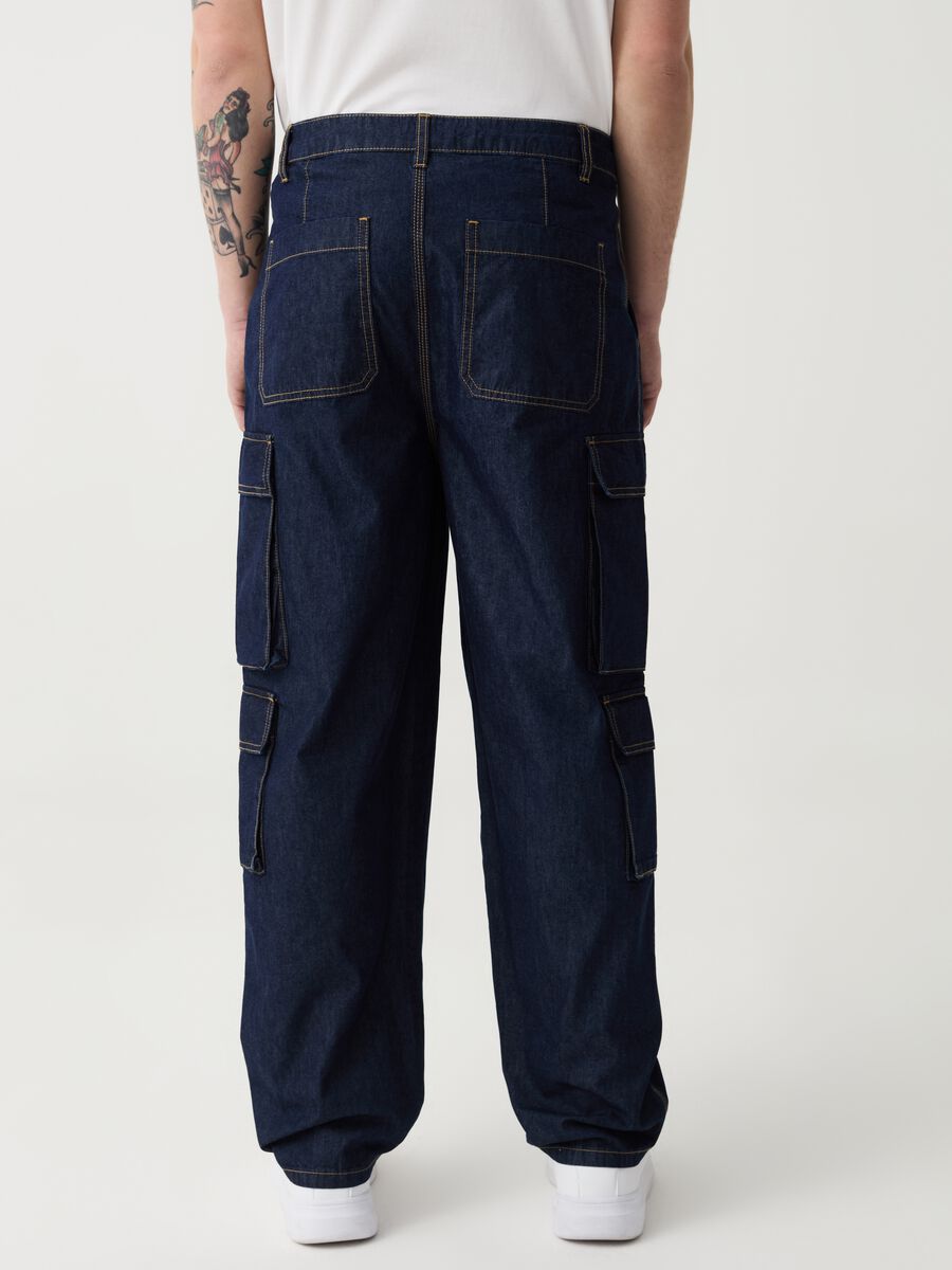 Wide-leg rinsed cargo jeans with multiple pockets_2