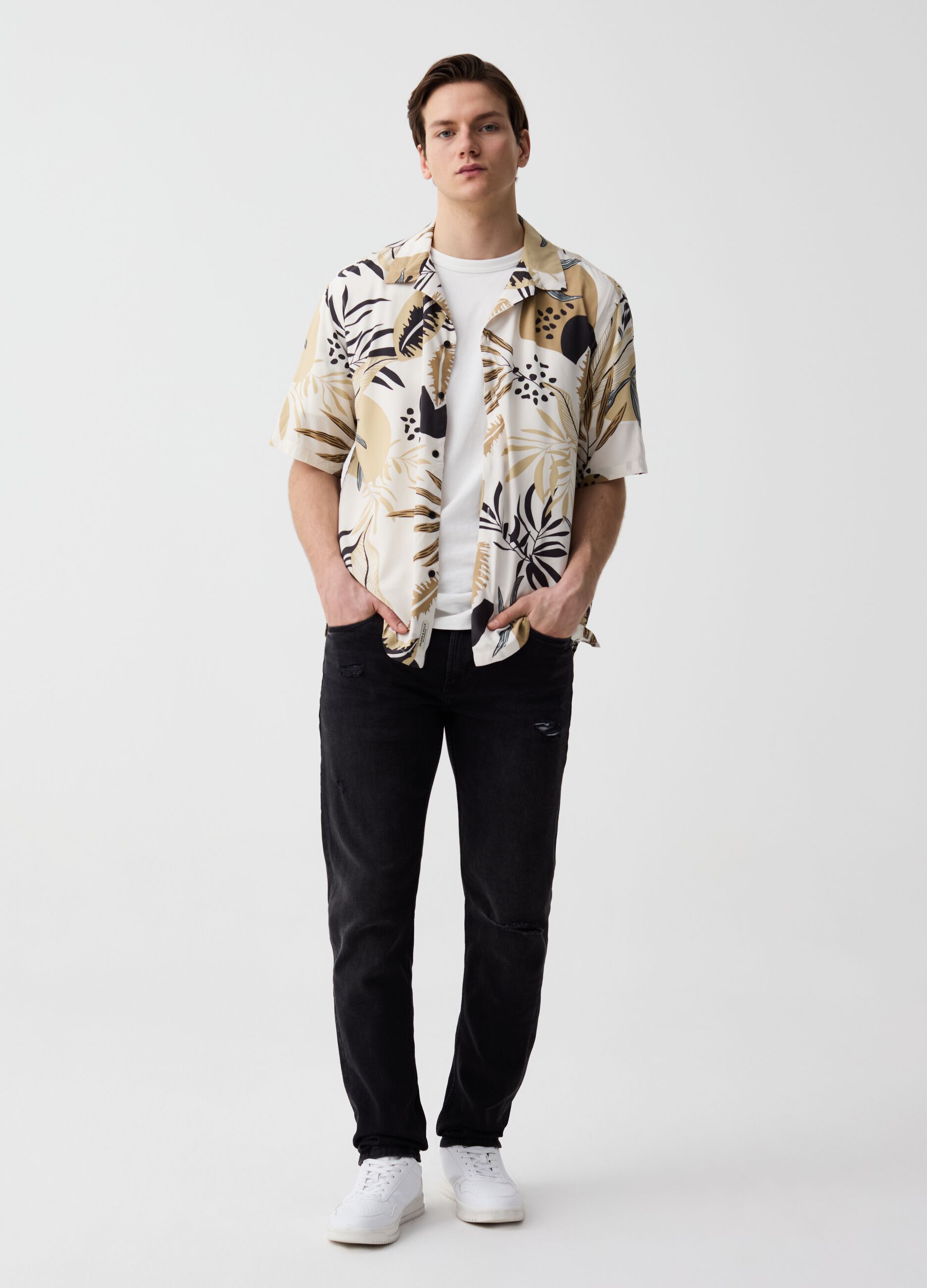 Short-sleeved shirt with tropical print