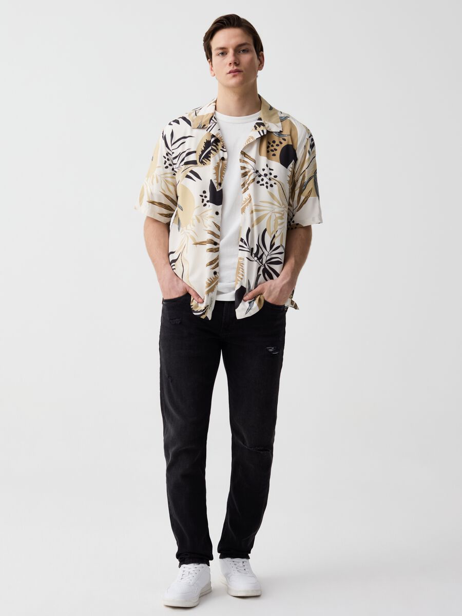 Short-sleeved shirt with tropical print_0