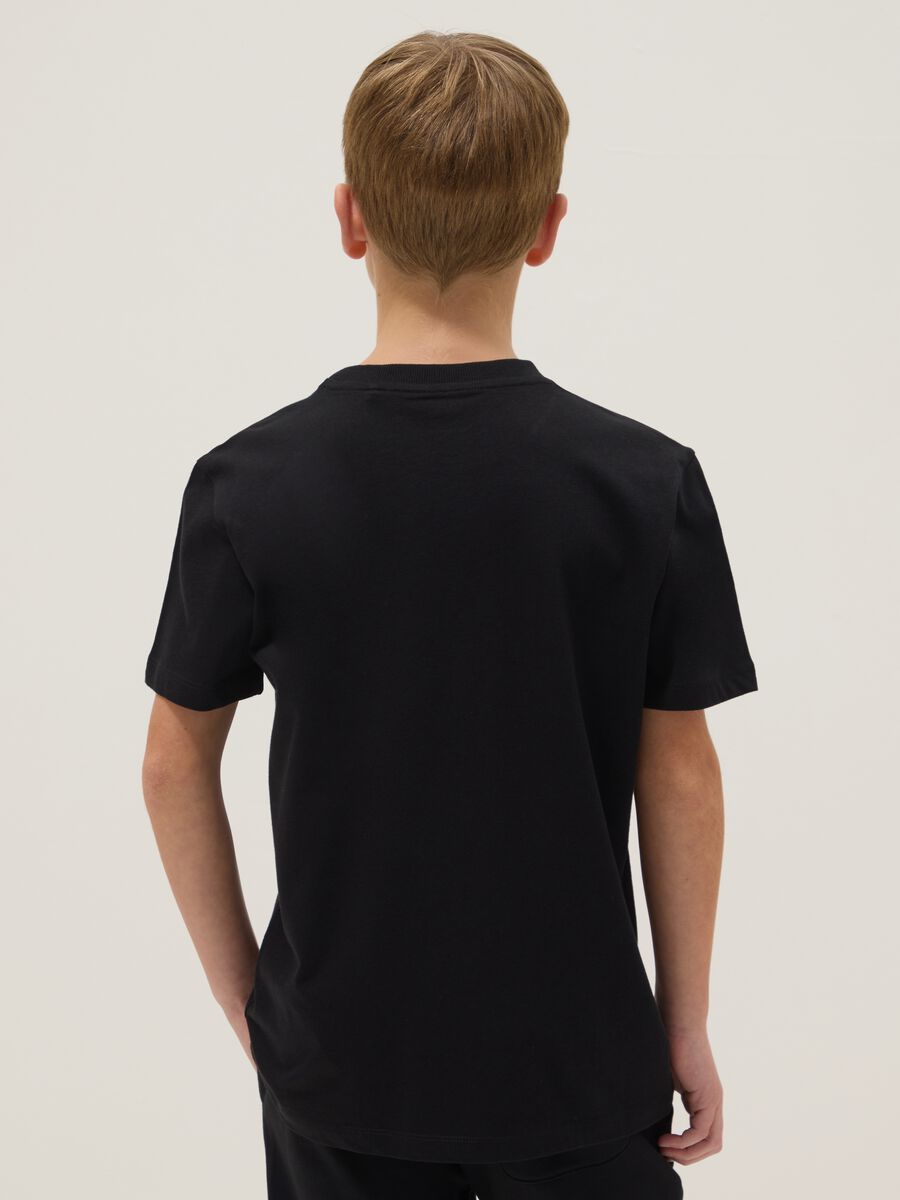 Jungen-T-Shirt aus schwarzer reiner Baumwolle Regular Fit mit Swag-Aufdruck_1