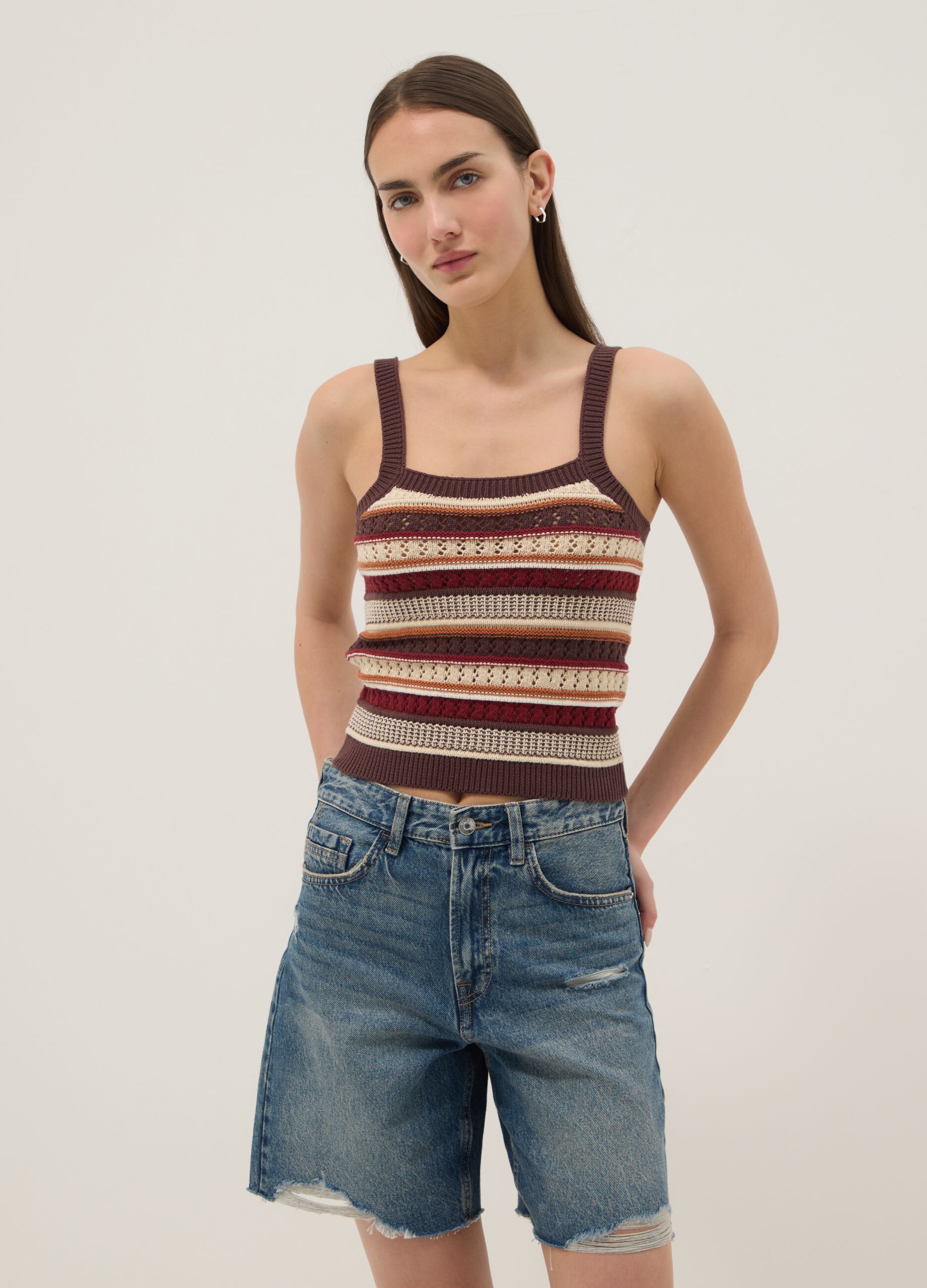 Eng anliegende Weste aus reiner Baumwolle mit mehrfarbigen Streifen und schmalen Tr&auml;gern