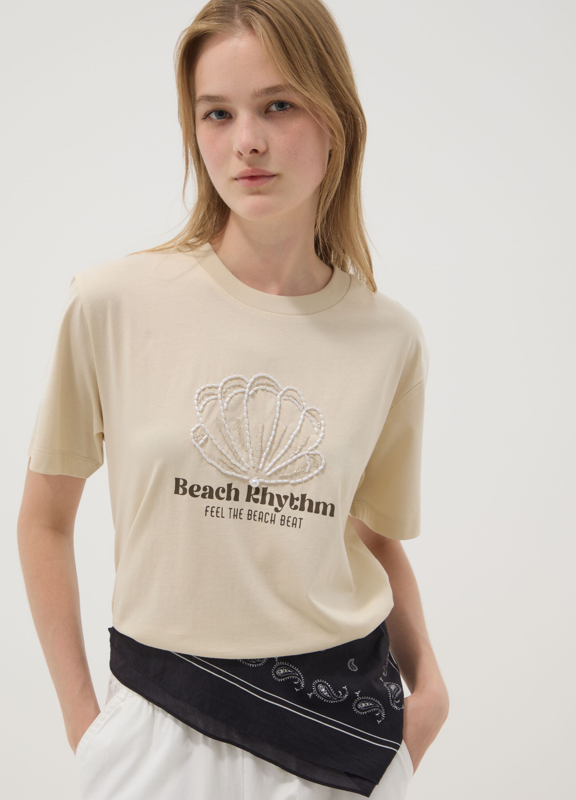 Beige short-sleeved pure cotton T-shirt with embroidery