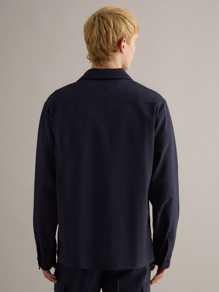 Leichte blaue Regular-Fit-Jacke mit Kn&ouml;pfen und Vordertaschen_3