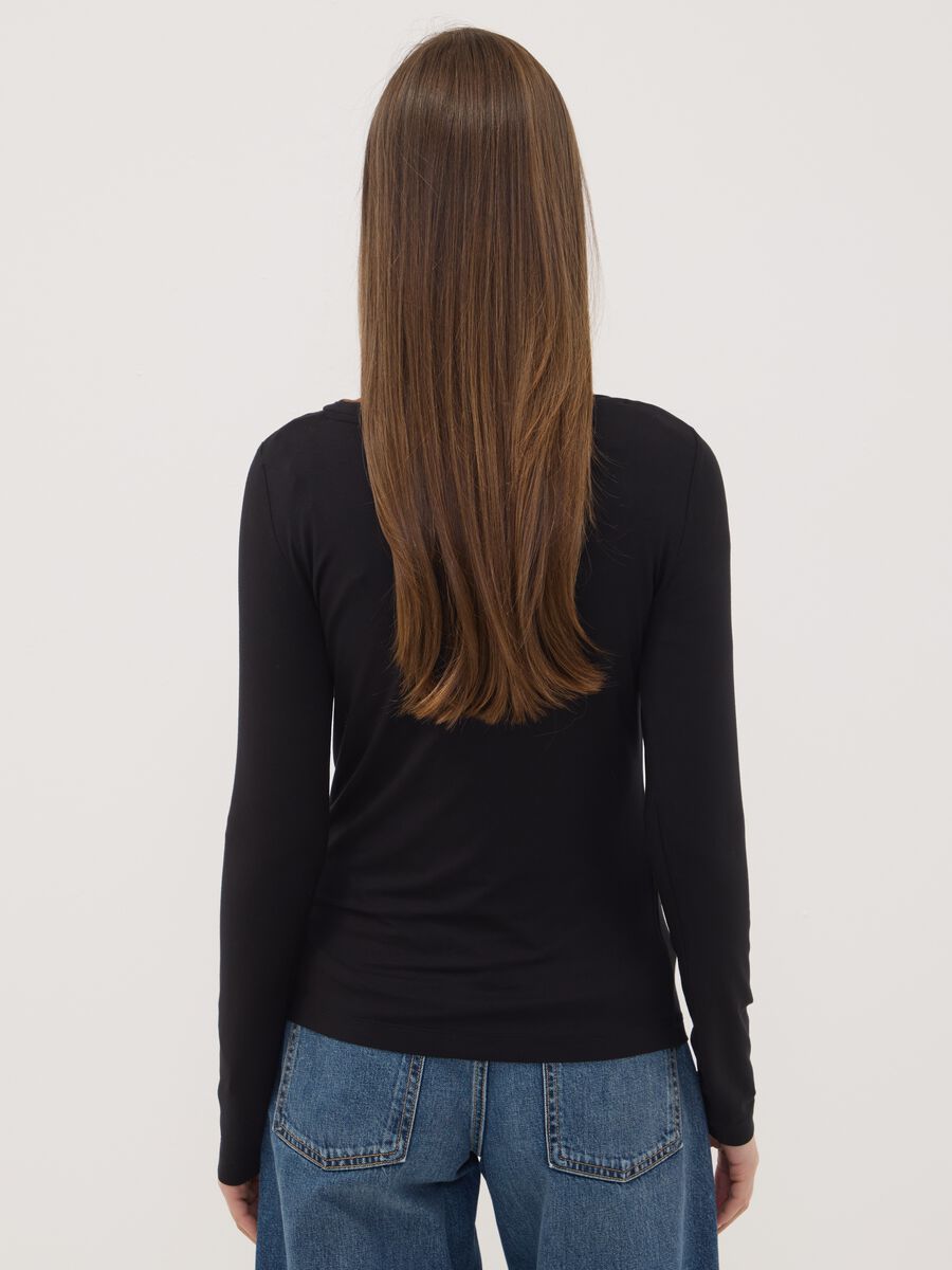 T-shirt nera in viscosa elasticizzata con girocollo slim fit_3