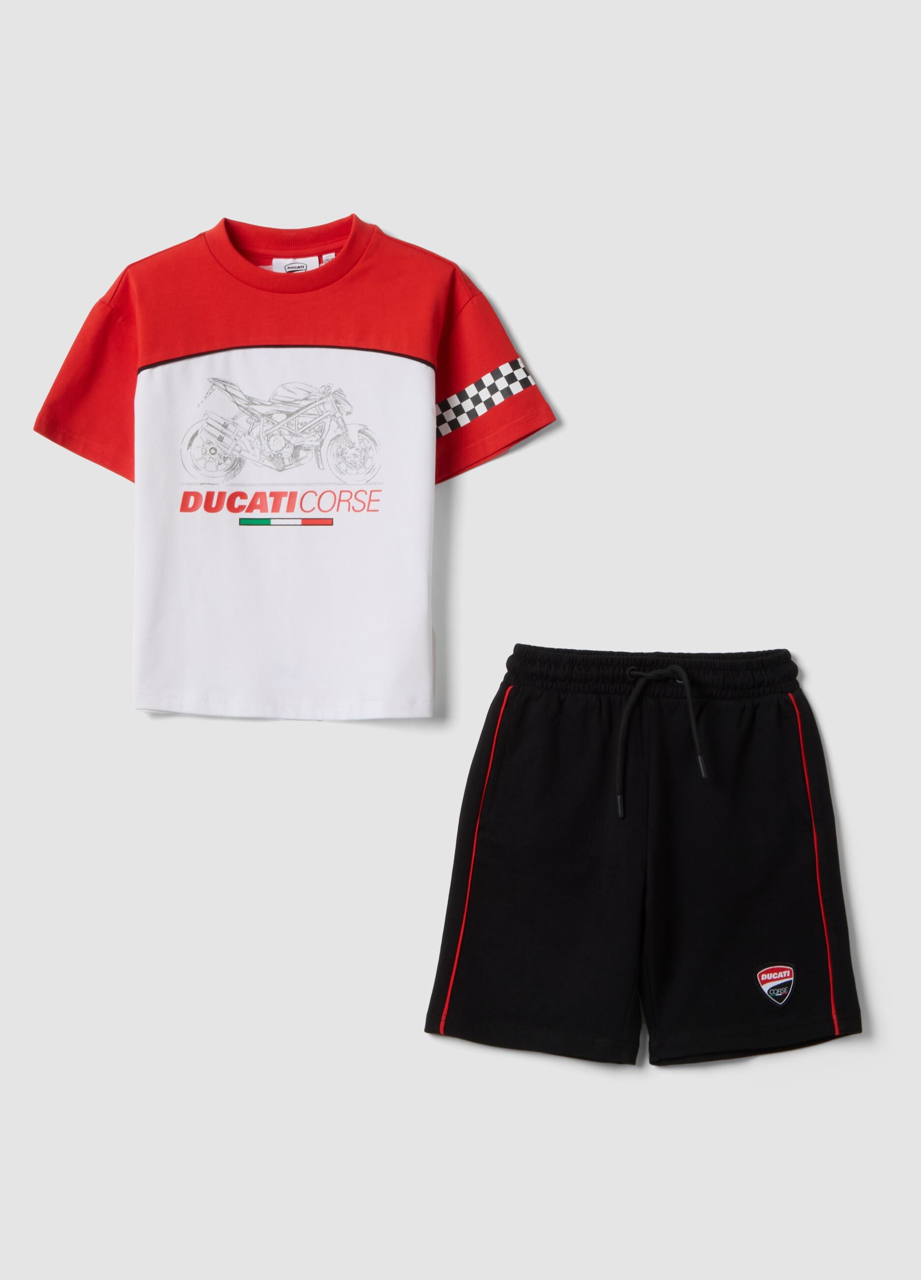 Completo rosso in cotone elasticizzato con t-shirt e shorts per bambino regular fit