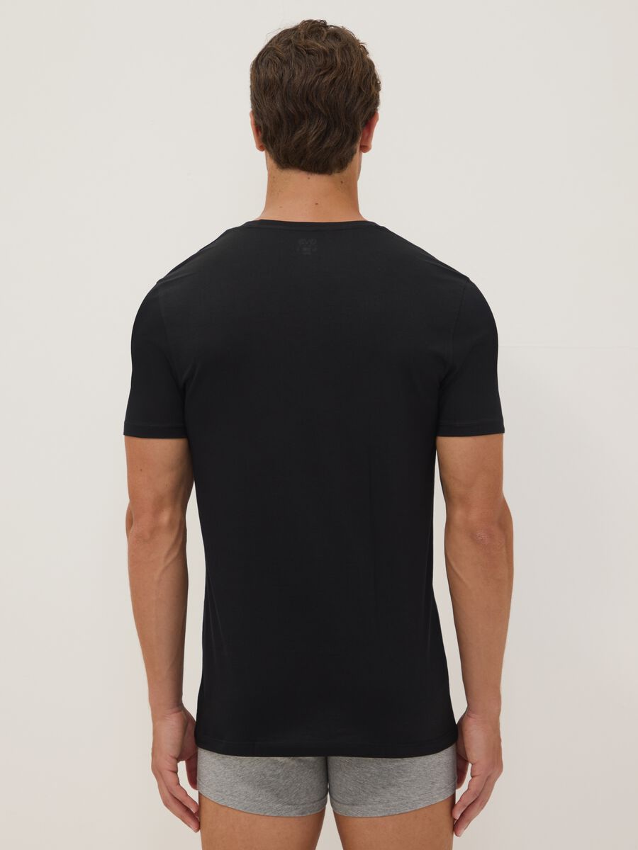 Schwarzes T-Shirt aus reiner Supima-Baumwolle mit V-Ausschnitt, Regular Fit_3