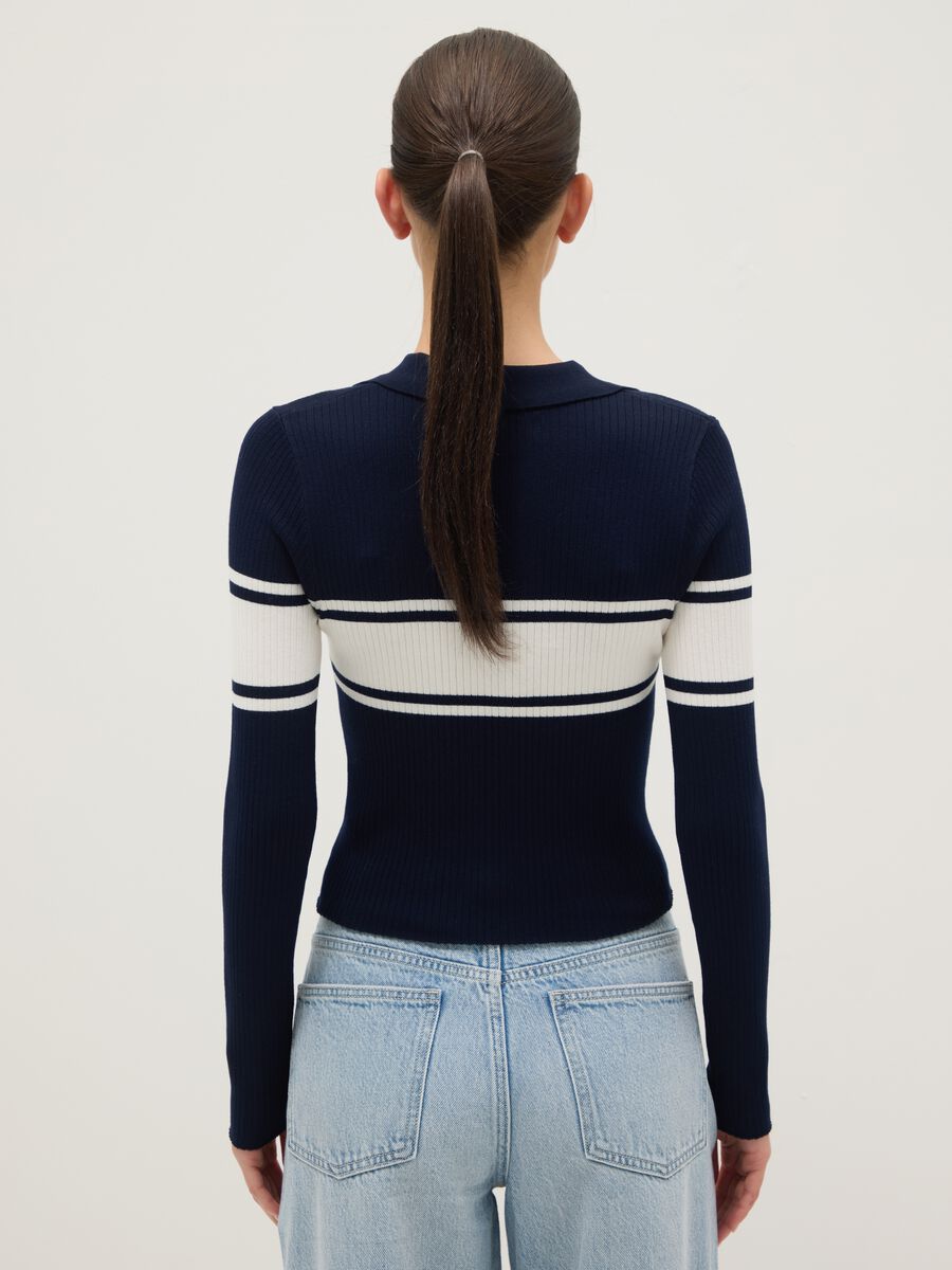 Maglione blu con collo polo in misto viscosa_3