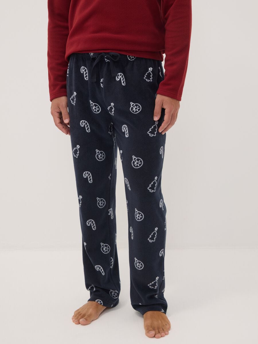 Long red pyjama set with crew neck top and patterned trousers_3