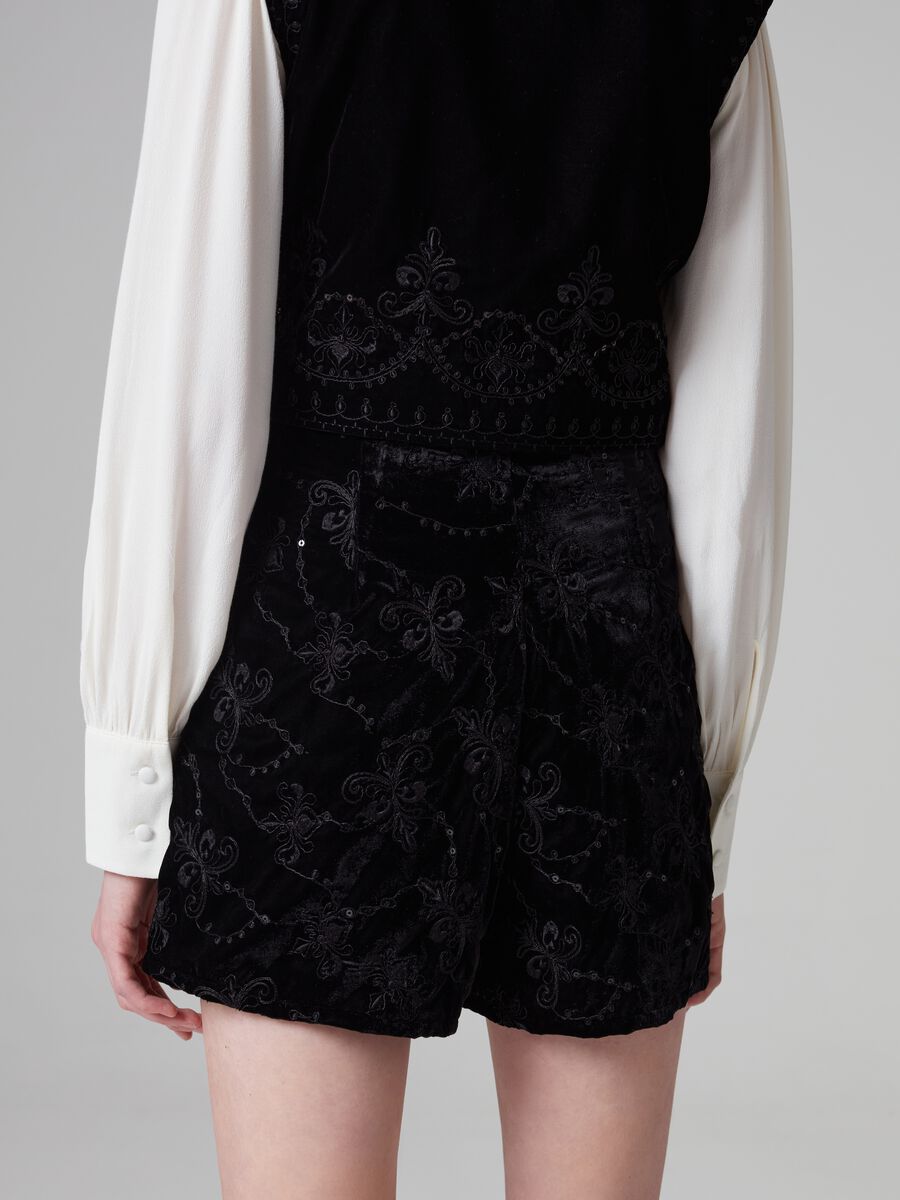 Velvet shorts with folk embroidery_2