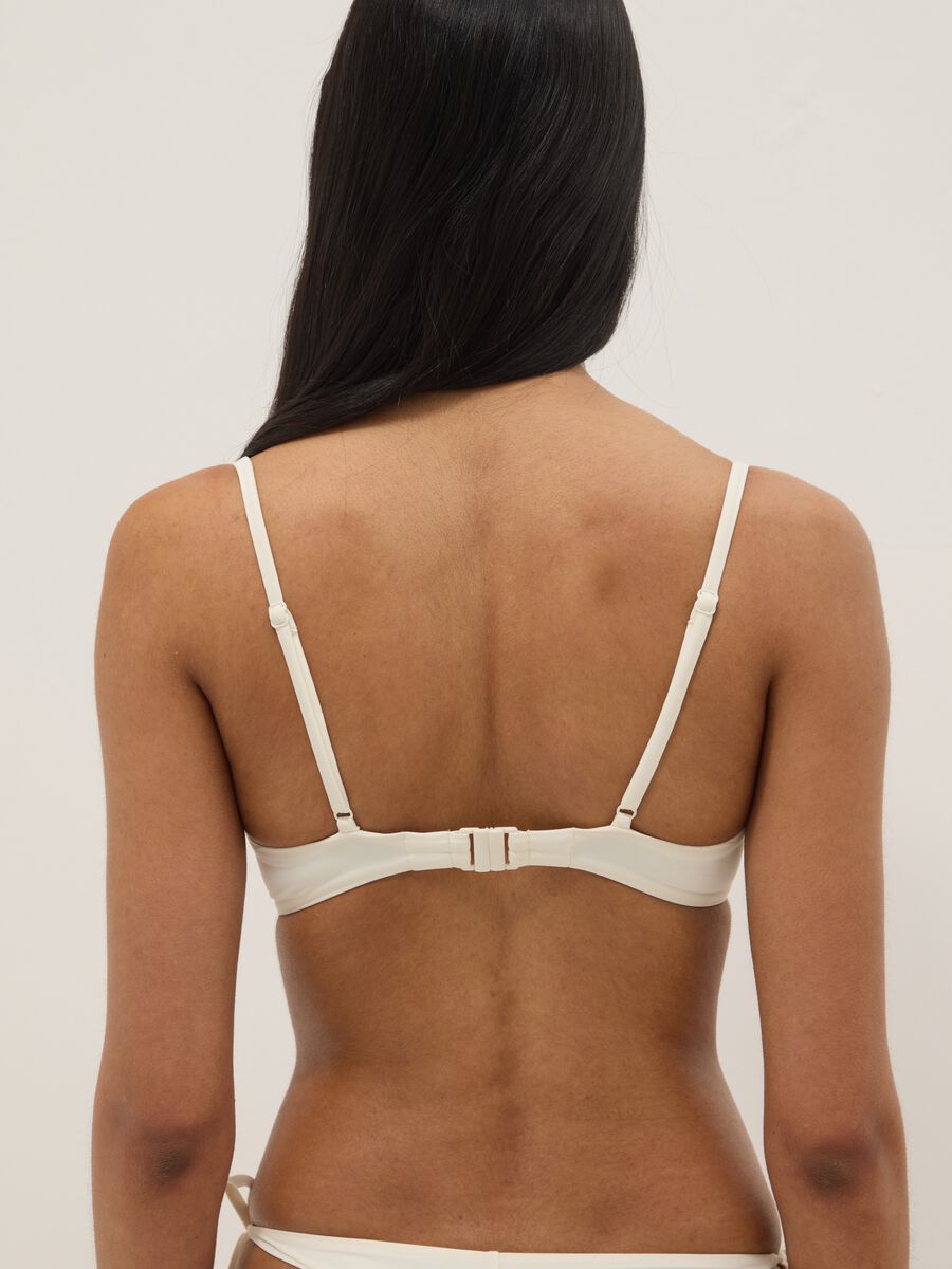 Wei&szlig;es Bikini-Top aus Stretchstoff mit verzierten Tr&auml;gern_2
