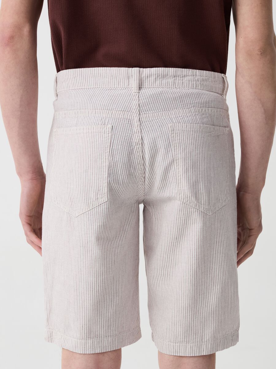 Bermuda shorts with thin stripes and five pockets_2