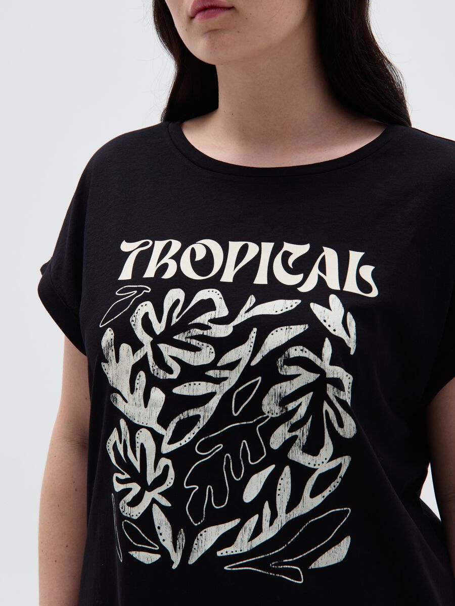 Curvy T-shirt with tropical print_1