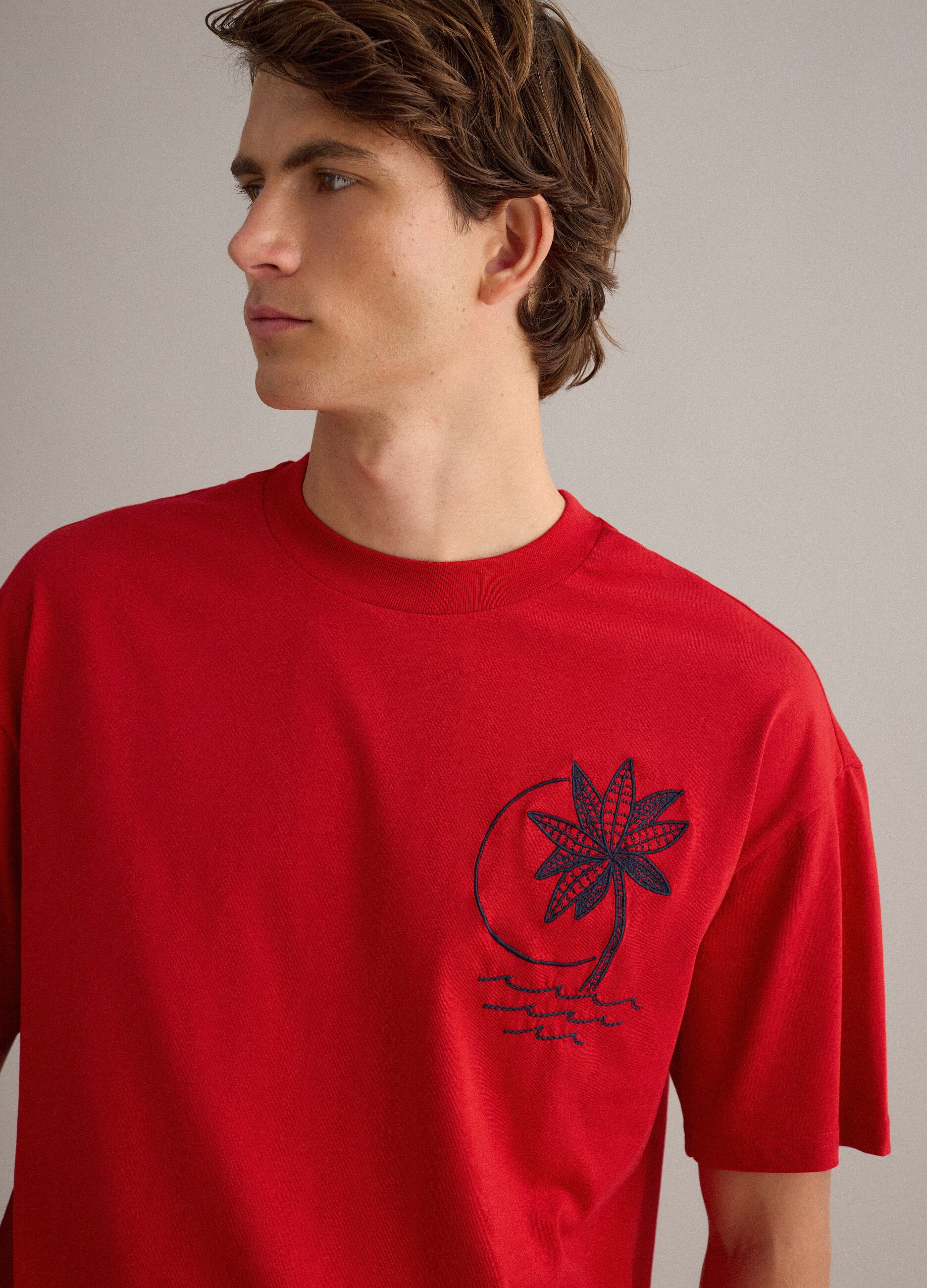 Rotes Relaxed-Fit T-Shirt aus reiner Baumwolle mit Stickerei