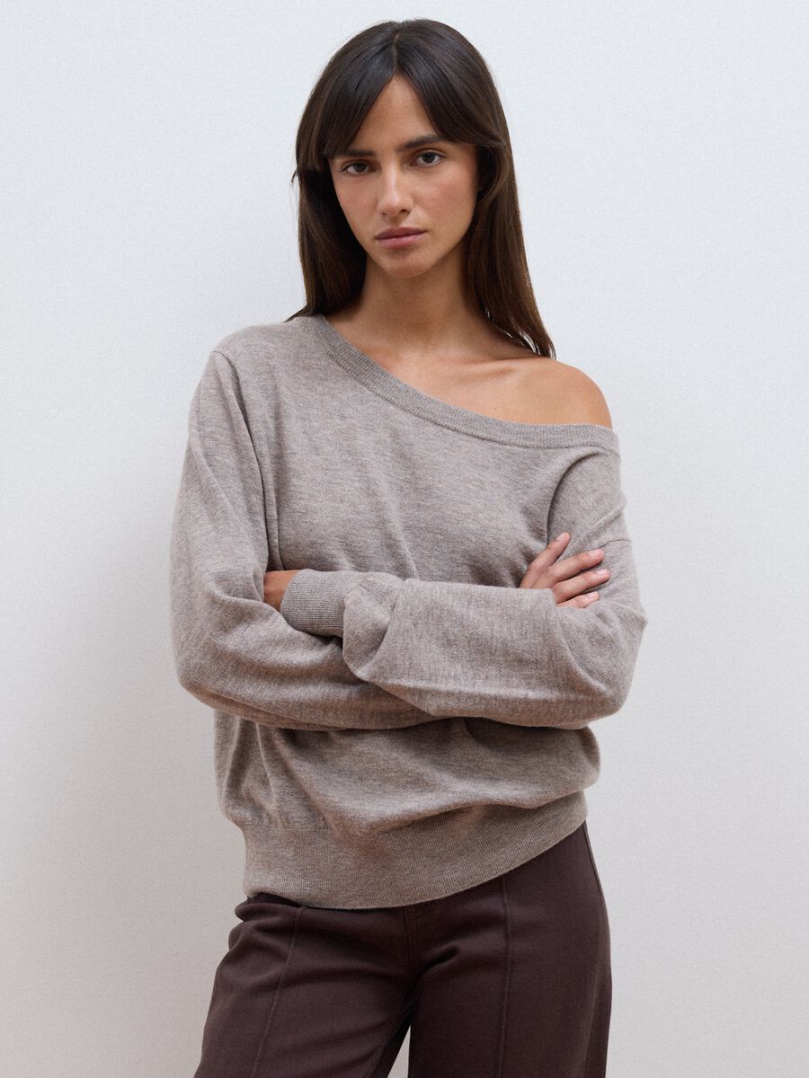 Maglia grigia in pura lana con scollo a barchetta_1