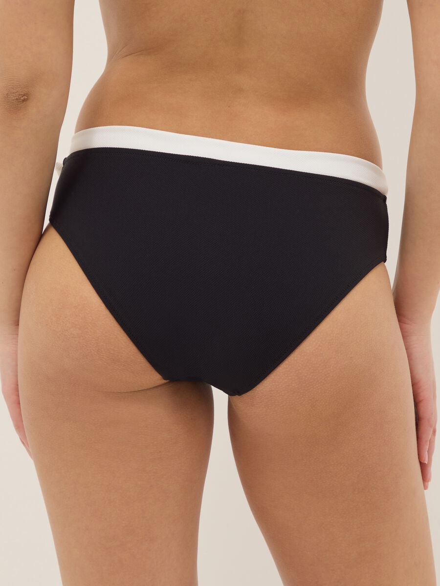 Schwarze Stretch-Bikinihose mit wei&szlig;er Schleife_2