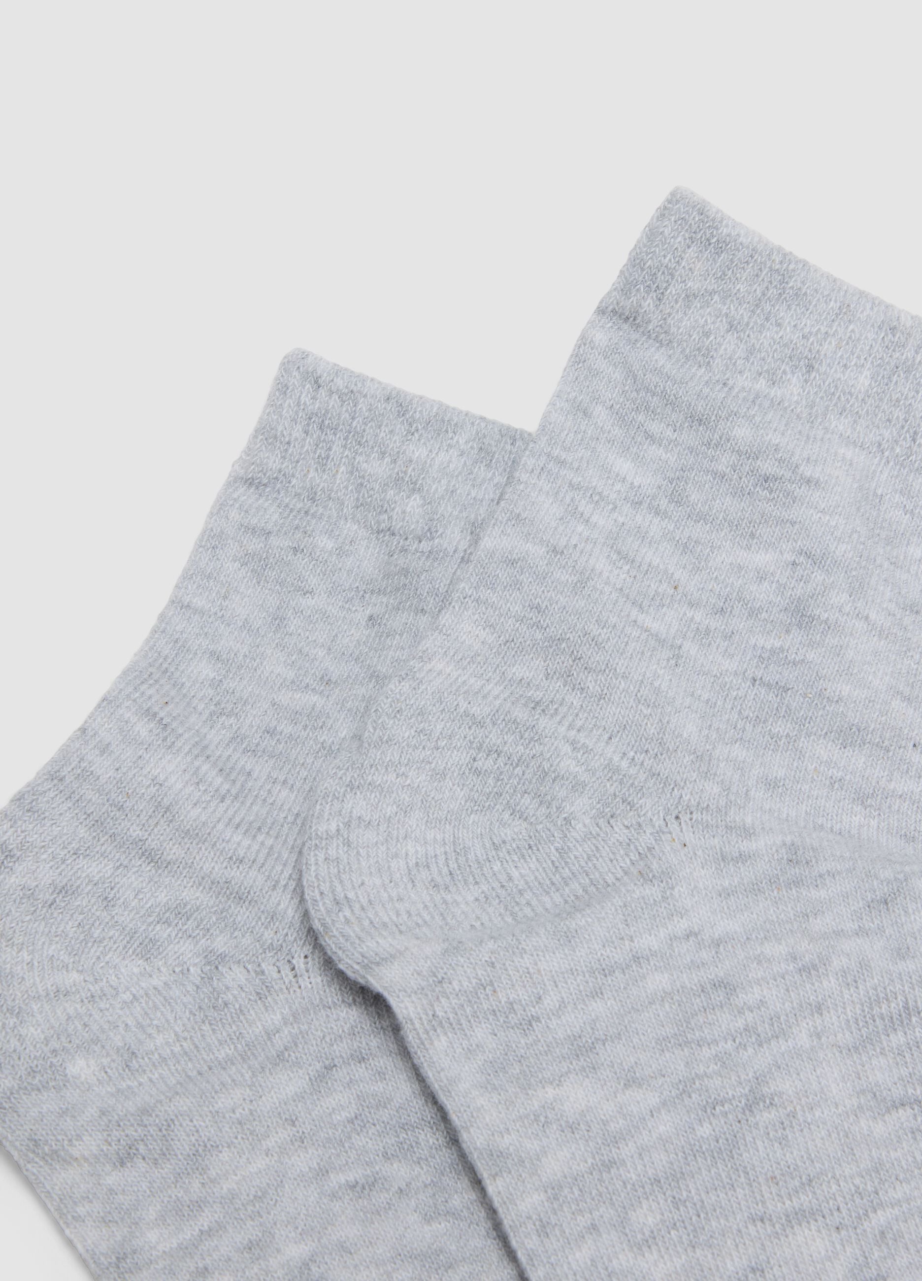 3er-Pack graue Sportsocken in Kn&ouml;chell&auml;nge aus Bio-Baumwolle