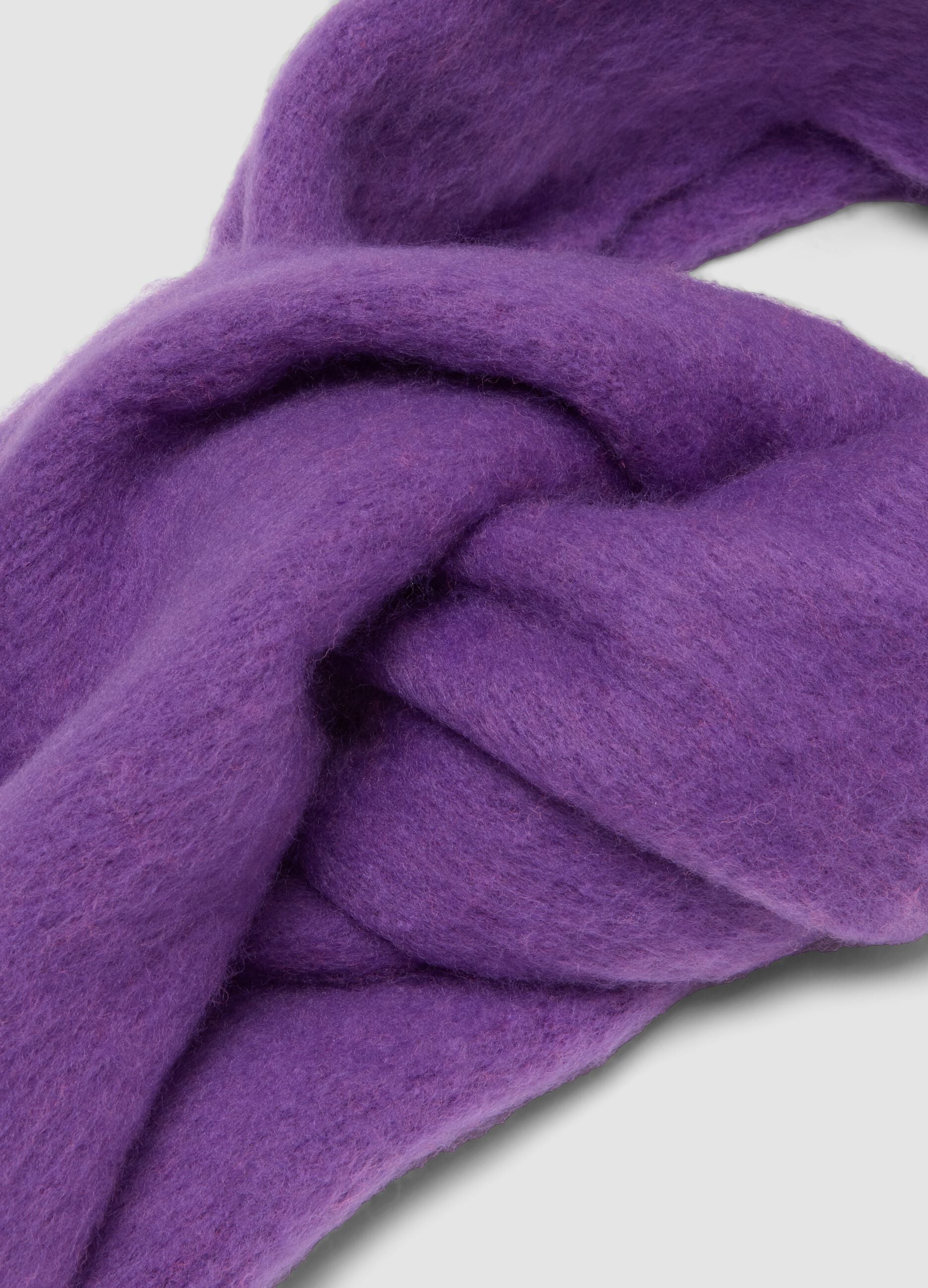 Sciarpa viola in misto lana con frange