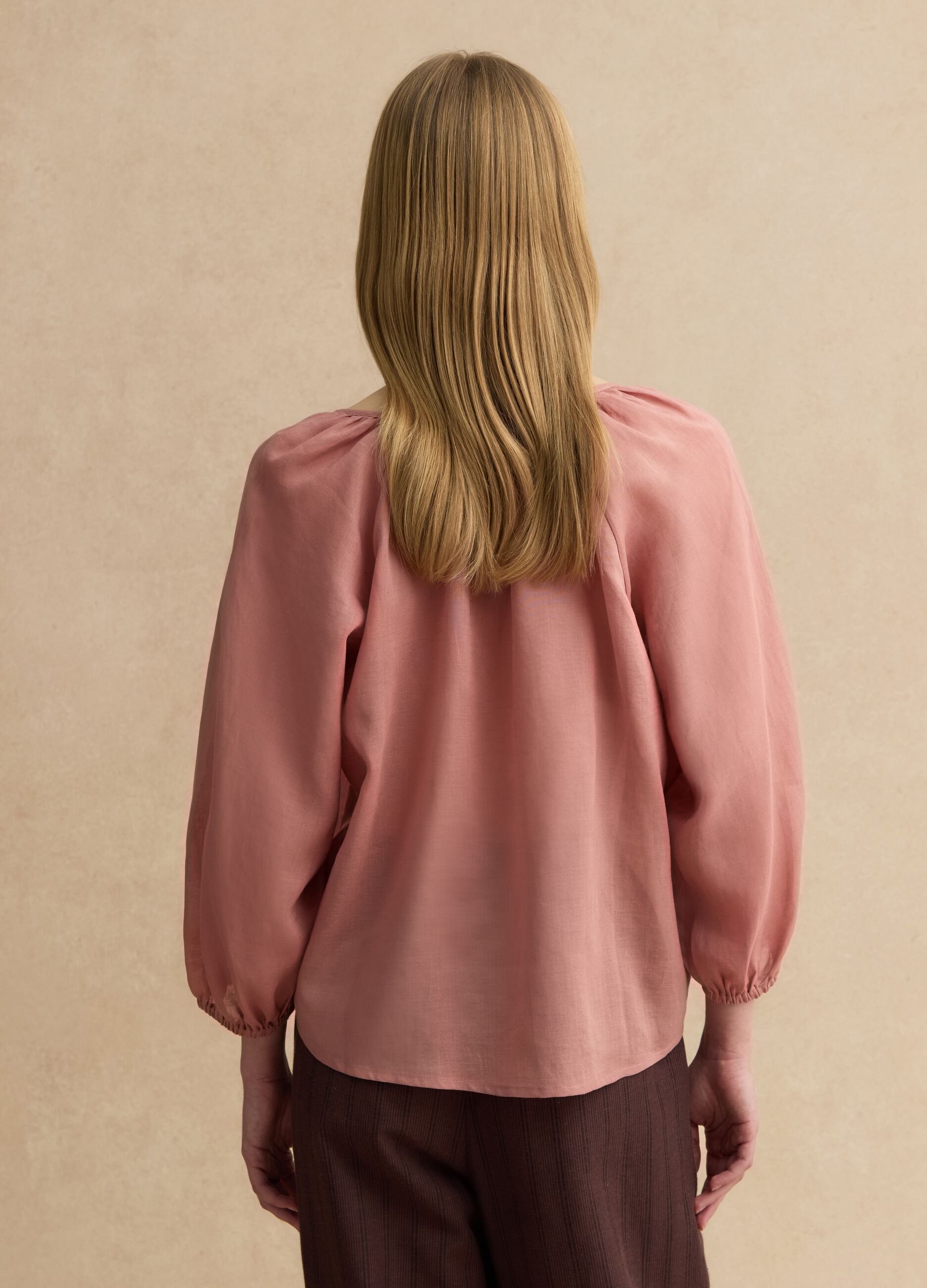 Pink ramie and lyocell-blend shirt with V-neck, regular fit