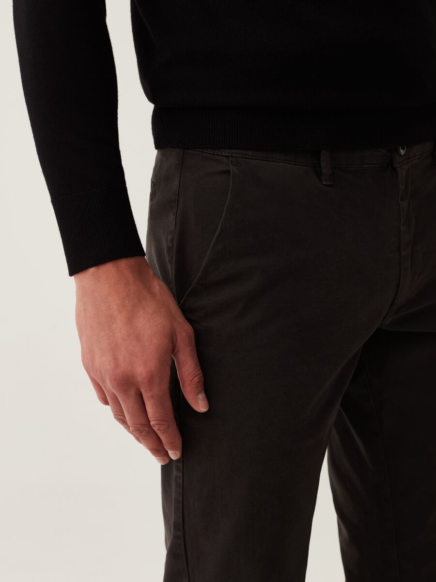 Solid colour stretch chino trousers_3